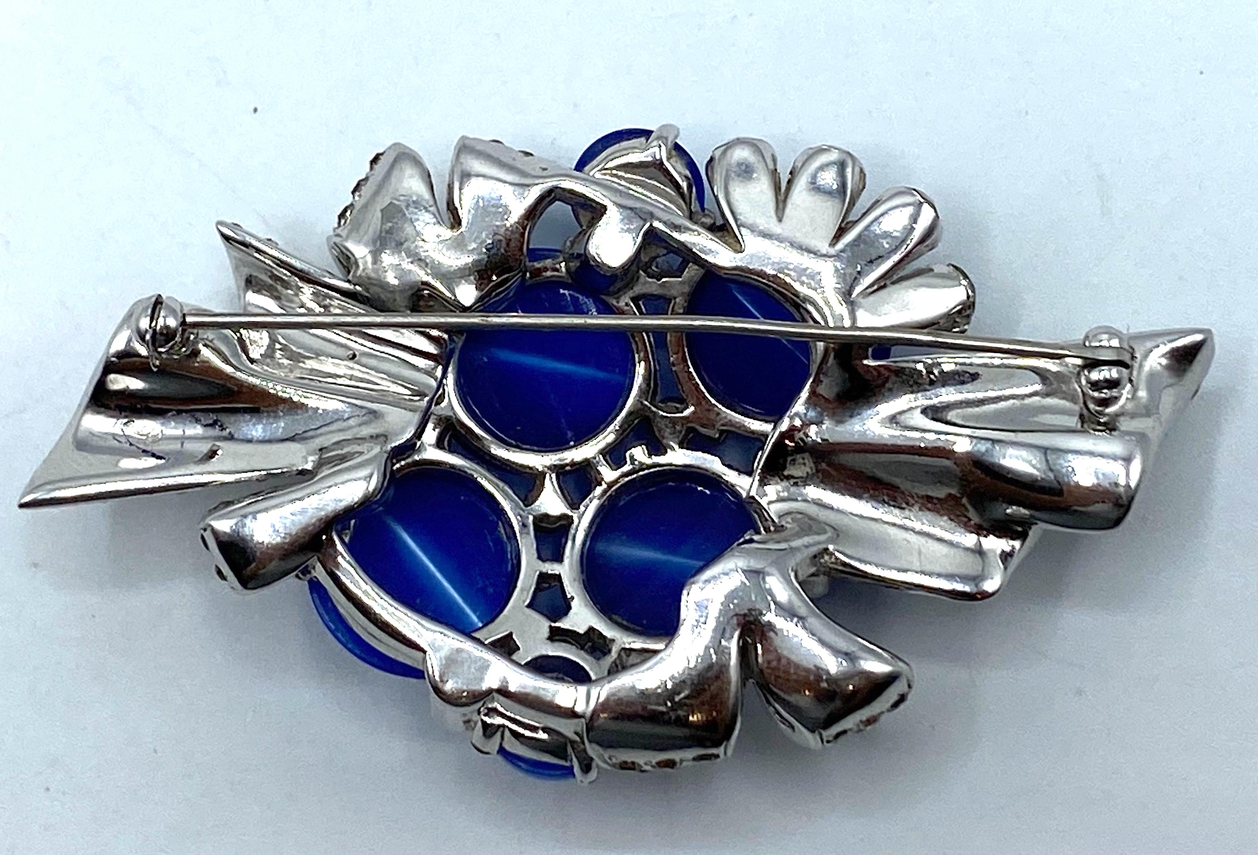 Spilla Coro Art Deco con pietra di luna blu e pave' di strass, CIRCA 1941 in vendita 4