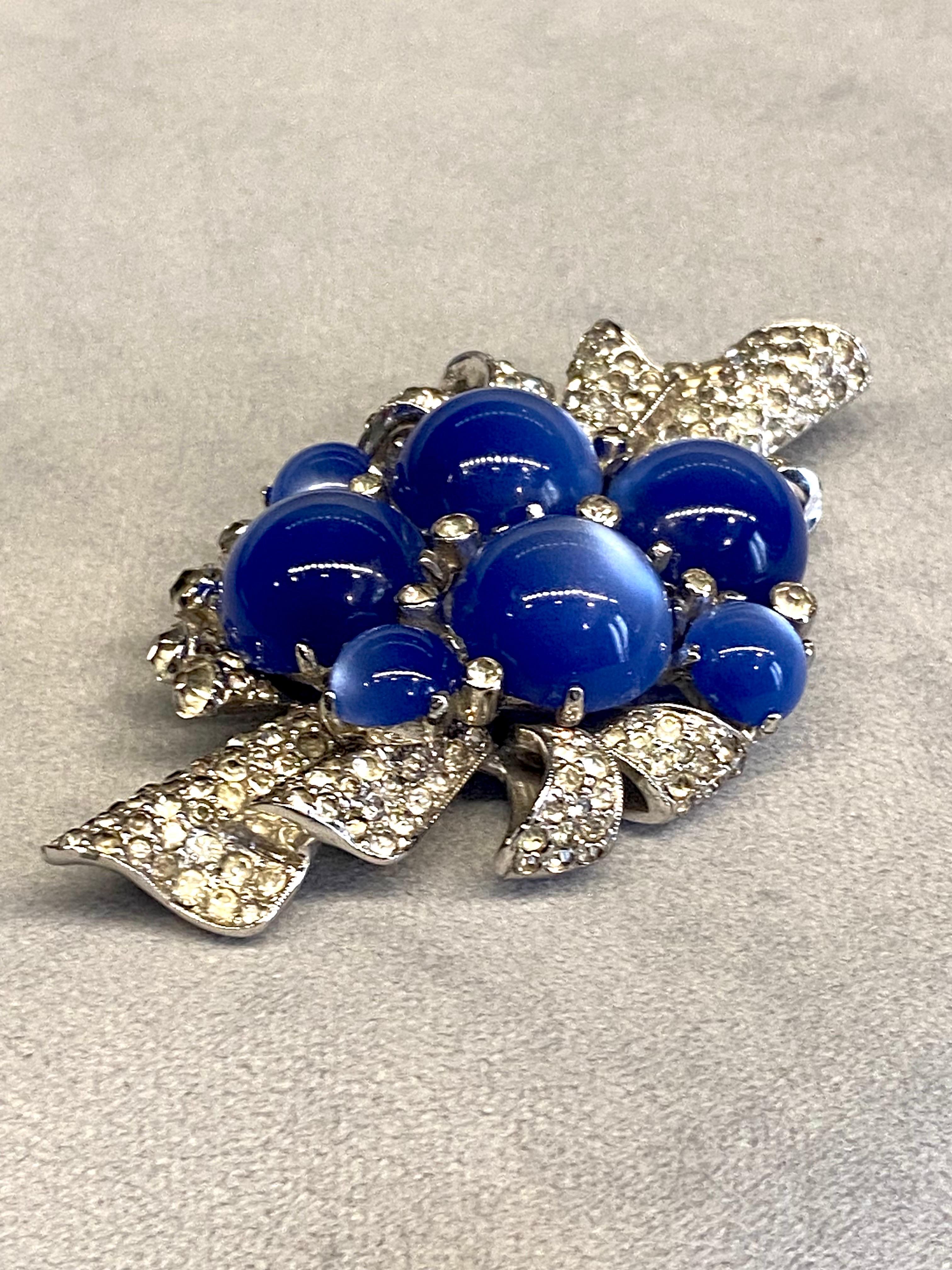 Spilla Coro Art Deco con pietra di luna blu e pave' di strass, CIRCA 1941 in vendita 7