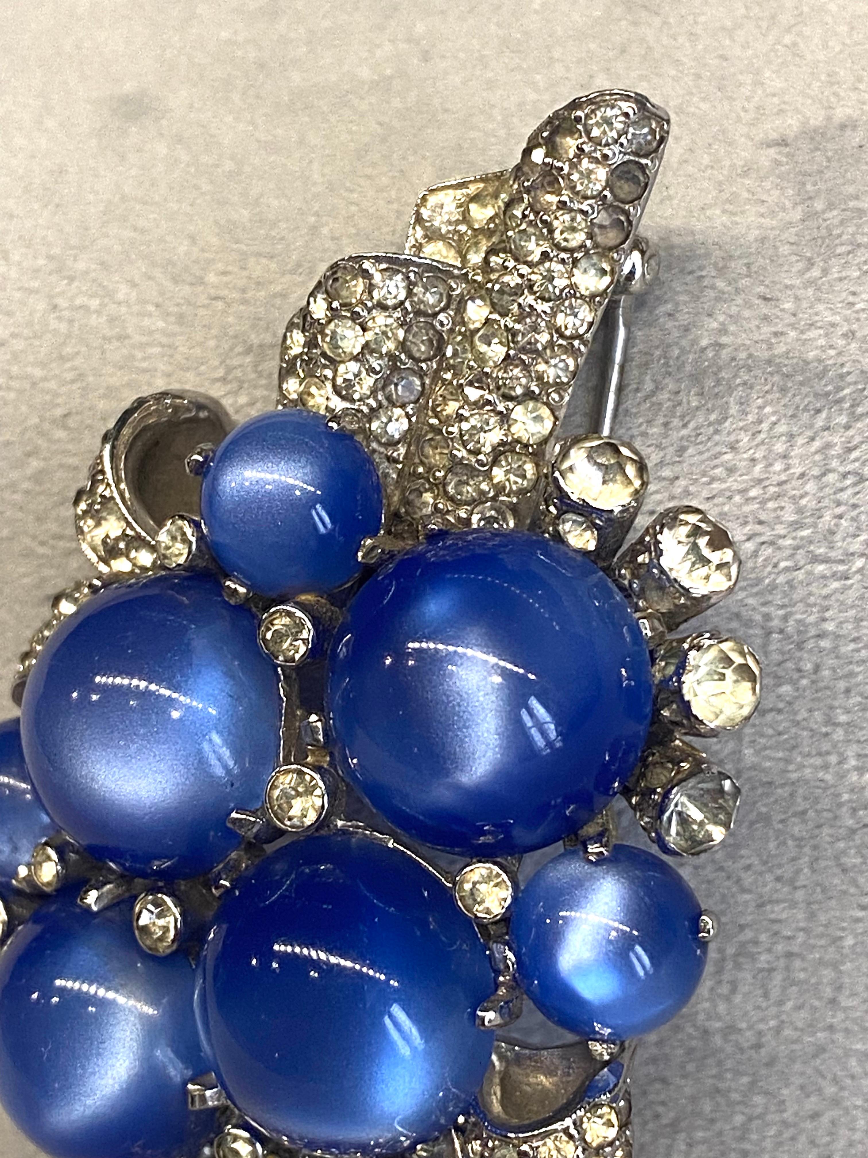 Spilla Coro Art Deco con pietra di luna blu e pave' di strass, CIRCA 1941 in vendita 8