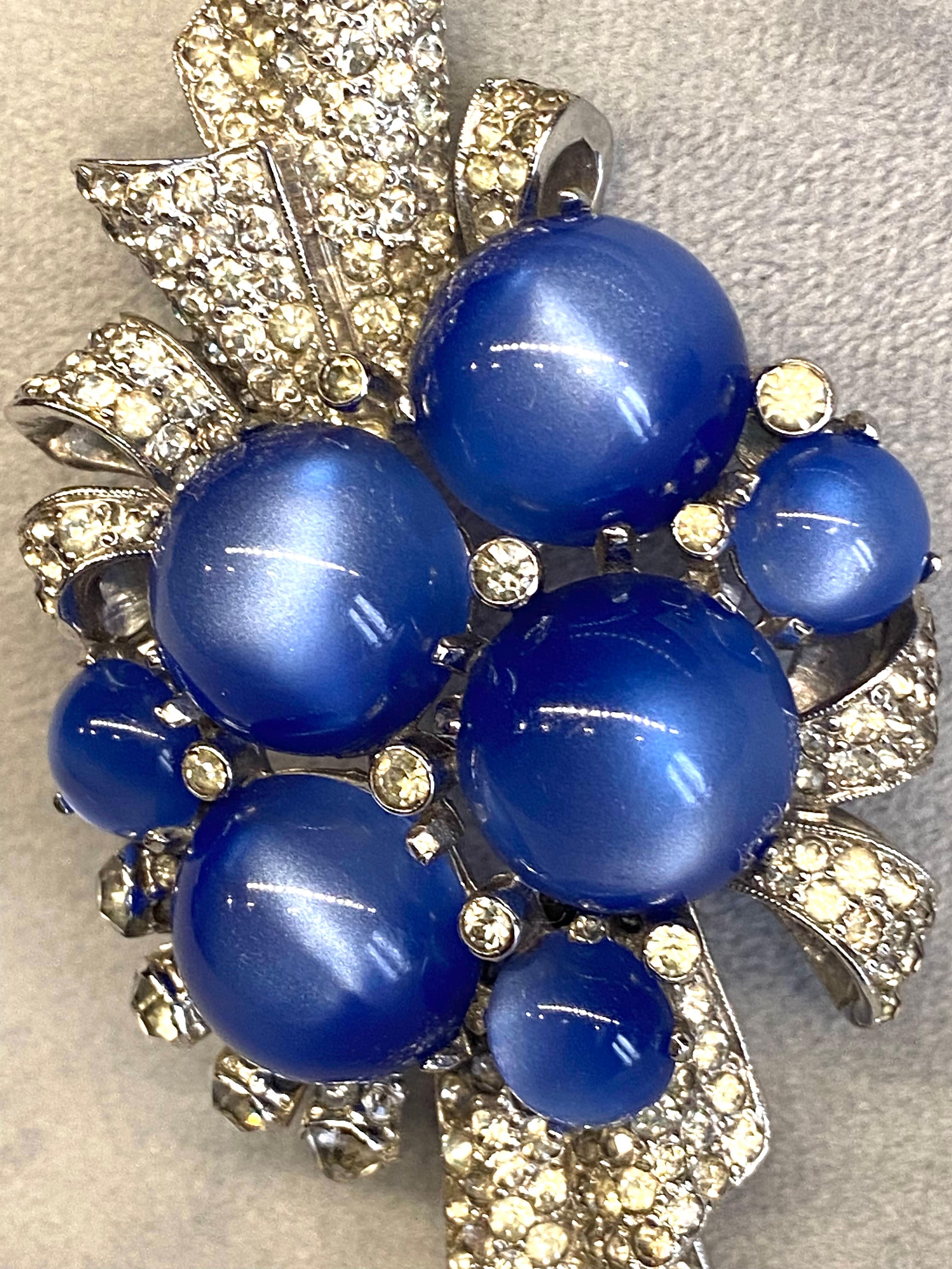 Spilla Coro Art Deco con pietra di luna blu e pave' di strass, CIRCA 1941 in vendita 10