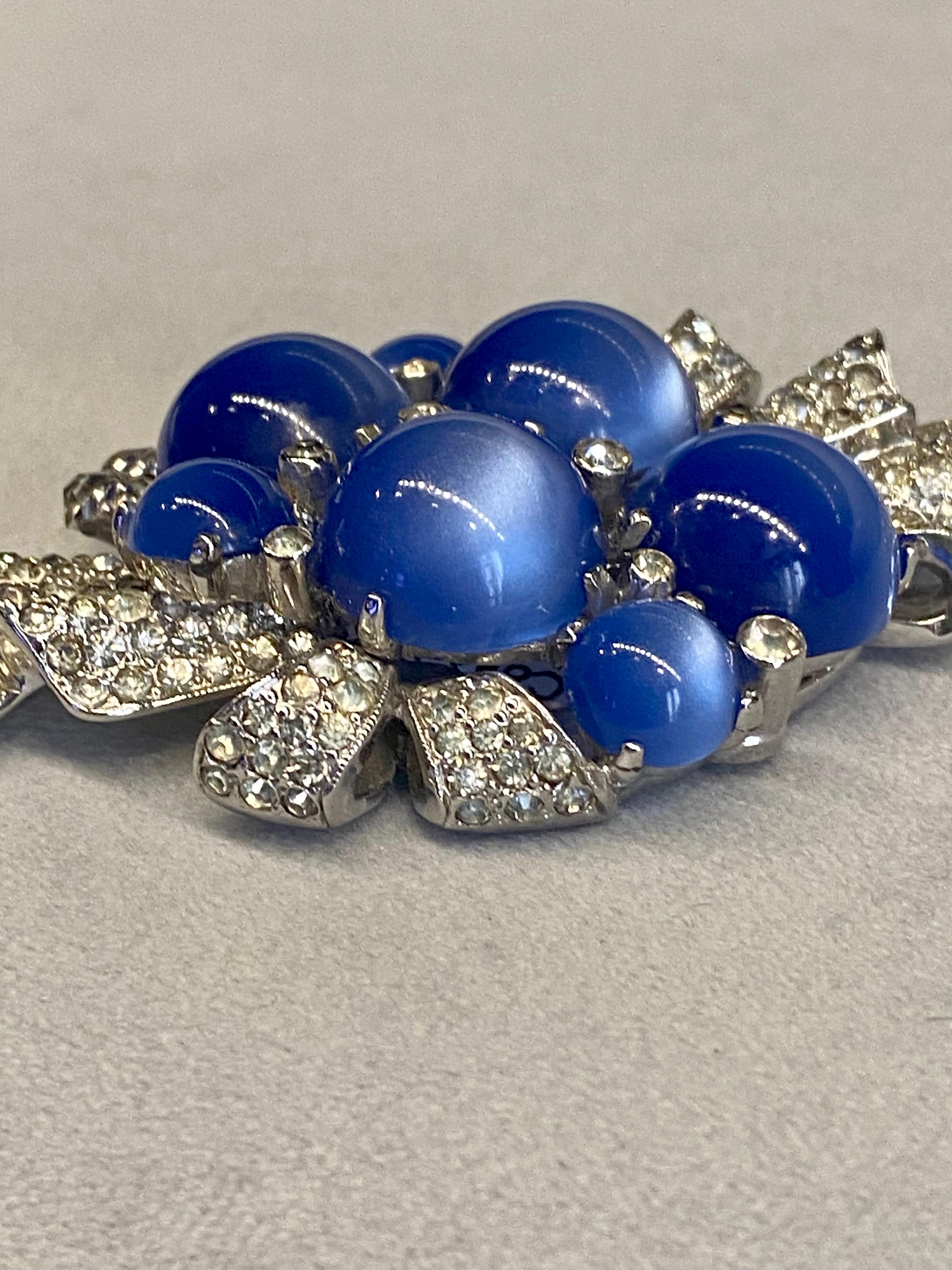 Spilla Coro Art Deco con pietra di luna blu e pave' di strass, CIRCA 1941 in vendita 12