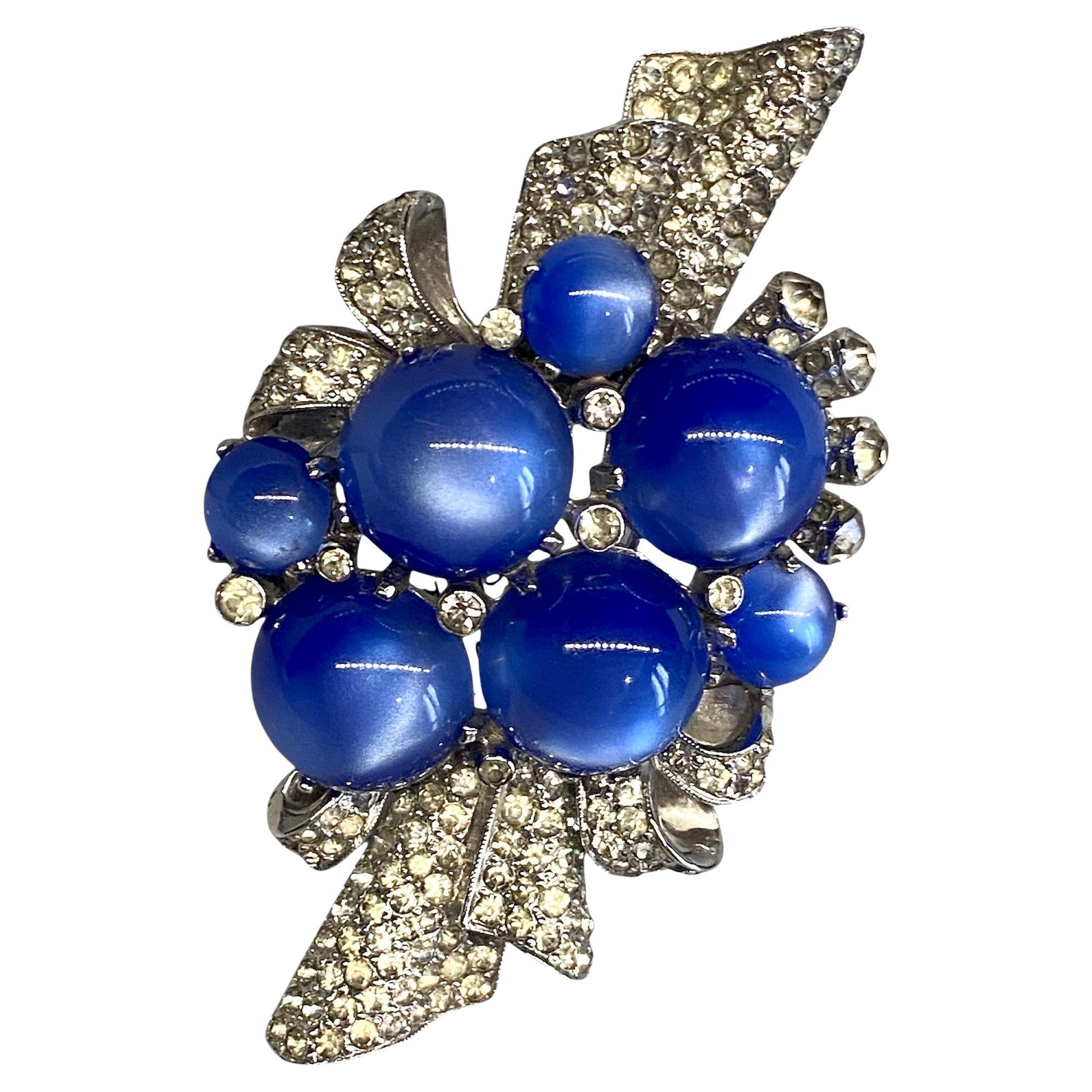 A.  **Splendida spilla a spruzzo Coro Art Deco, 1941 circa**

Eleva la tua collezione con questa squisita spilla spray Coro Art Deco, attribuita al rinomato capo designer di Coro, Gene Verecchio. Realizzata intorno al 1941, quando Coro realizzò una