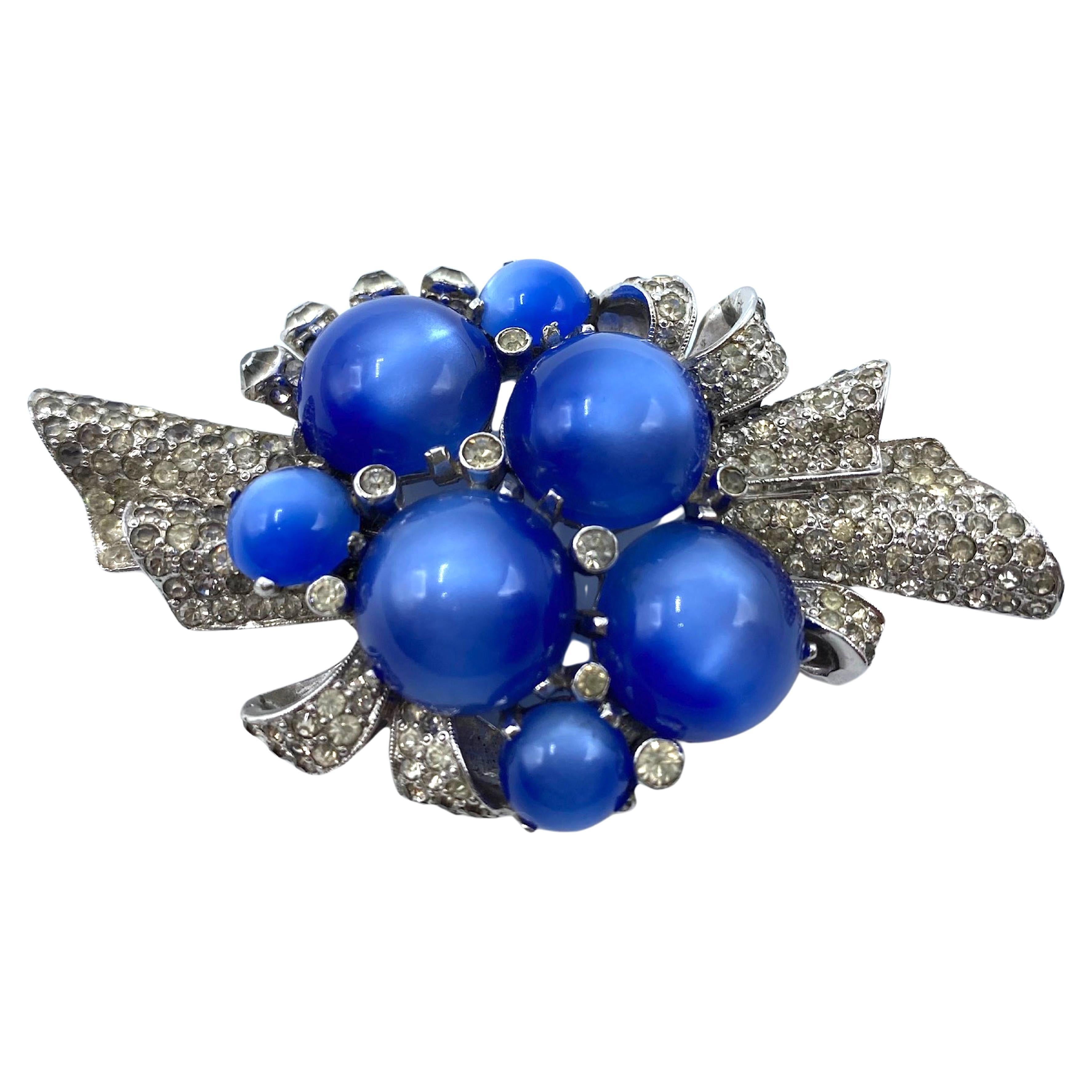 Art Déco Spilla Coro Art Deco con pietra di luna blu e pave' di strass, CIRCA 1941 in vendita