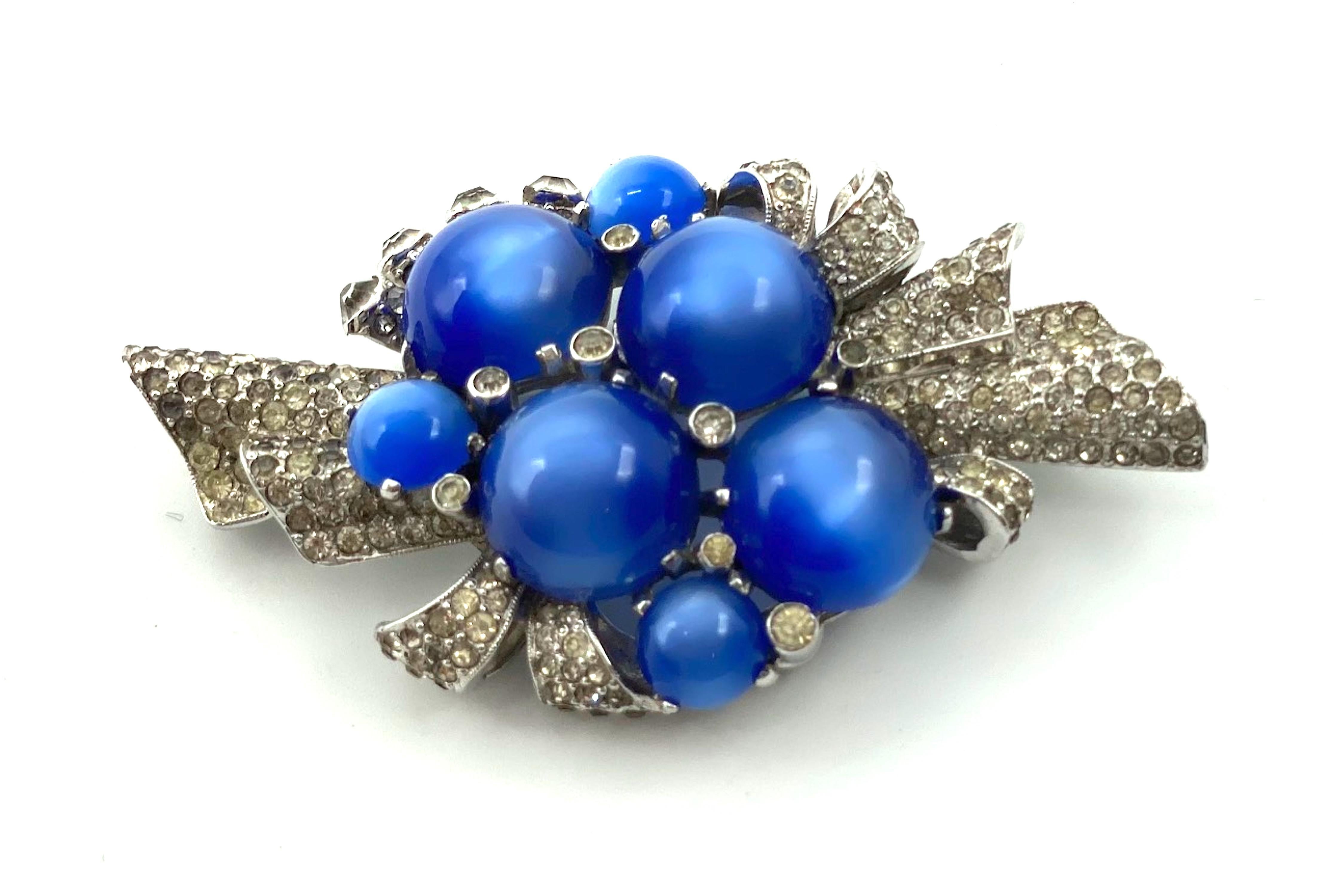 Cabochon Spilla Coro Art Deco con pietra di luna blu e pave' di strass, CIRCA 1941 in vendita