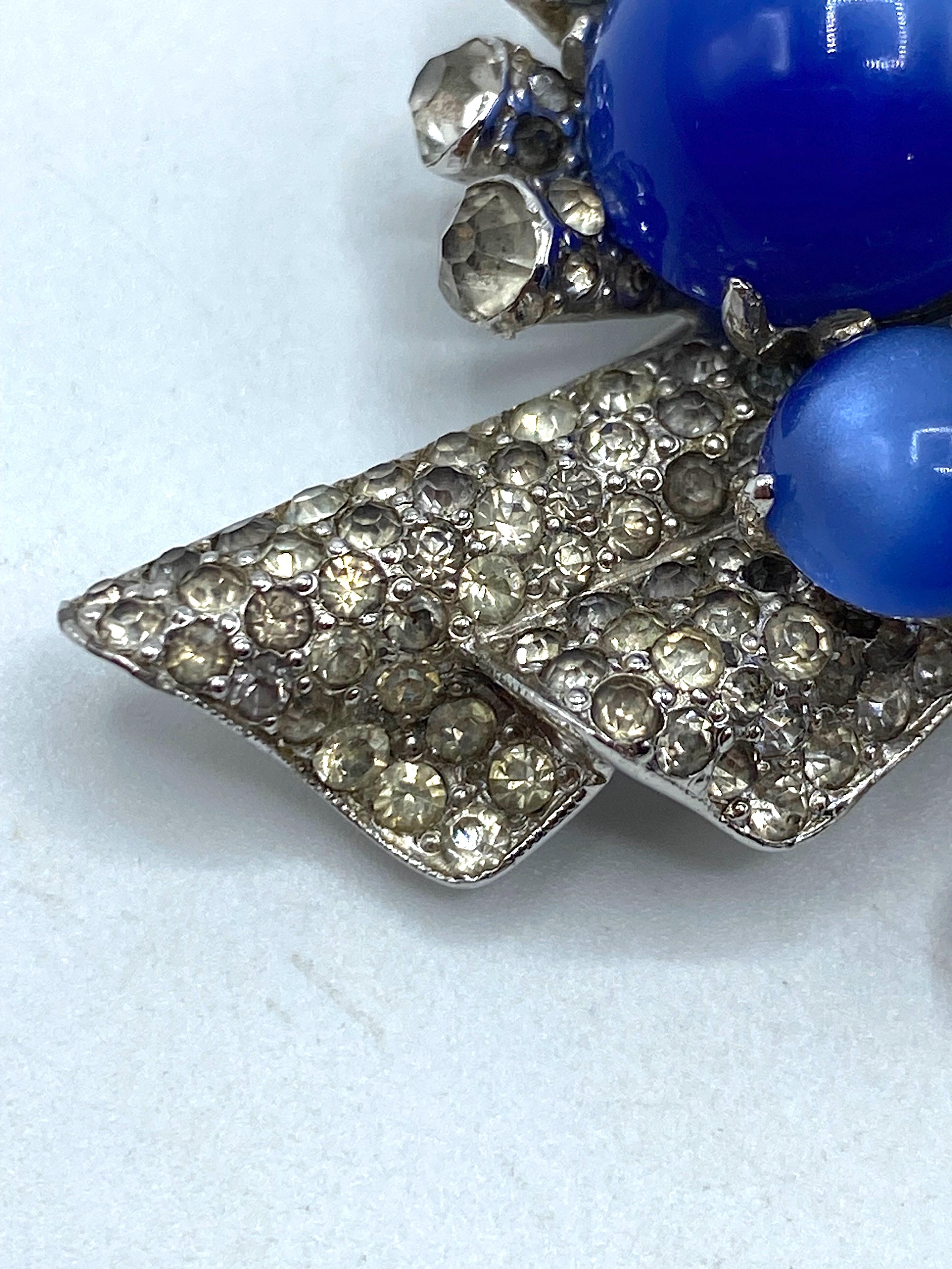 Spilla Coro Art Deco con pietra di luna blu e pave' di strass, CIRCA 1941 In condizioni buone in vendita a New York, NY