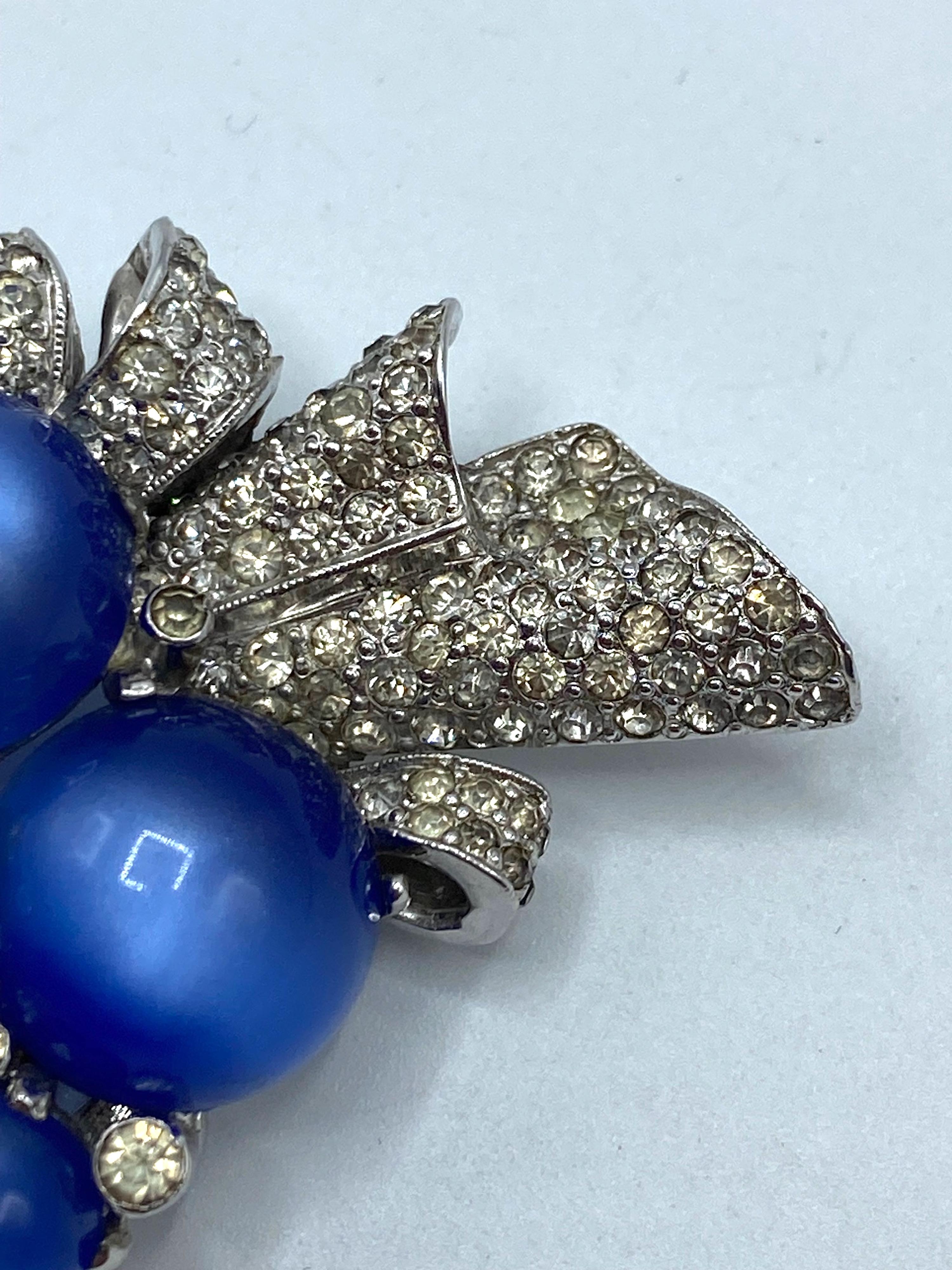 Donna Spilla Coro Art Deco con pietra di luna blu e pave' di strass, CIRCA 1941 in vendita