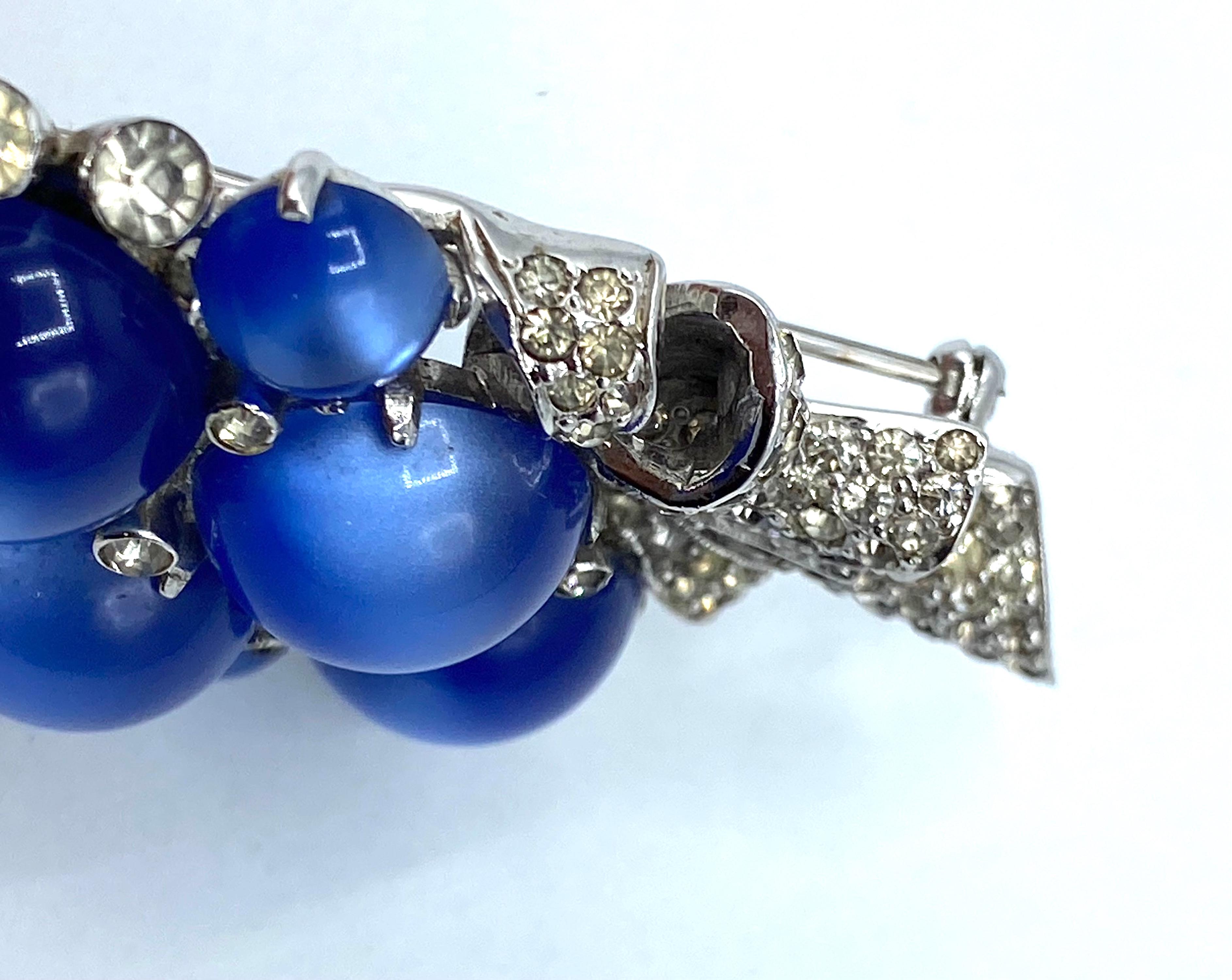 Spilla Coro Art Deco con pietra di luna blu e pave' di strass, CIRCA 1941 in vendita 1