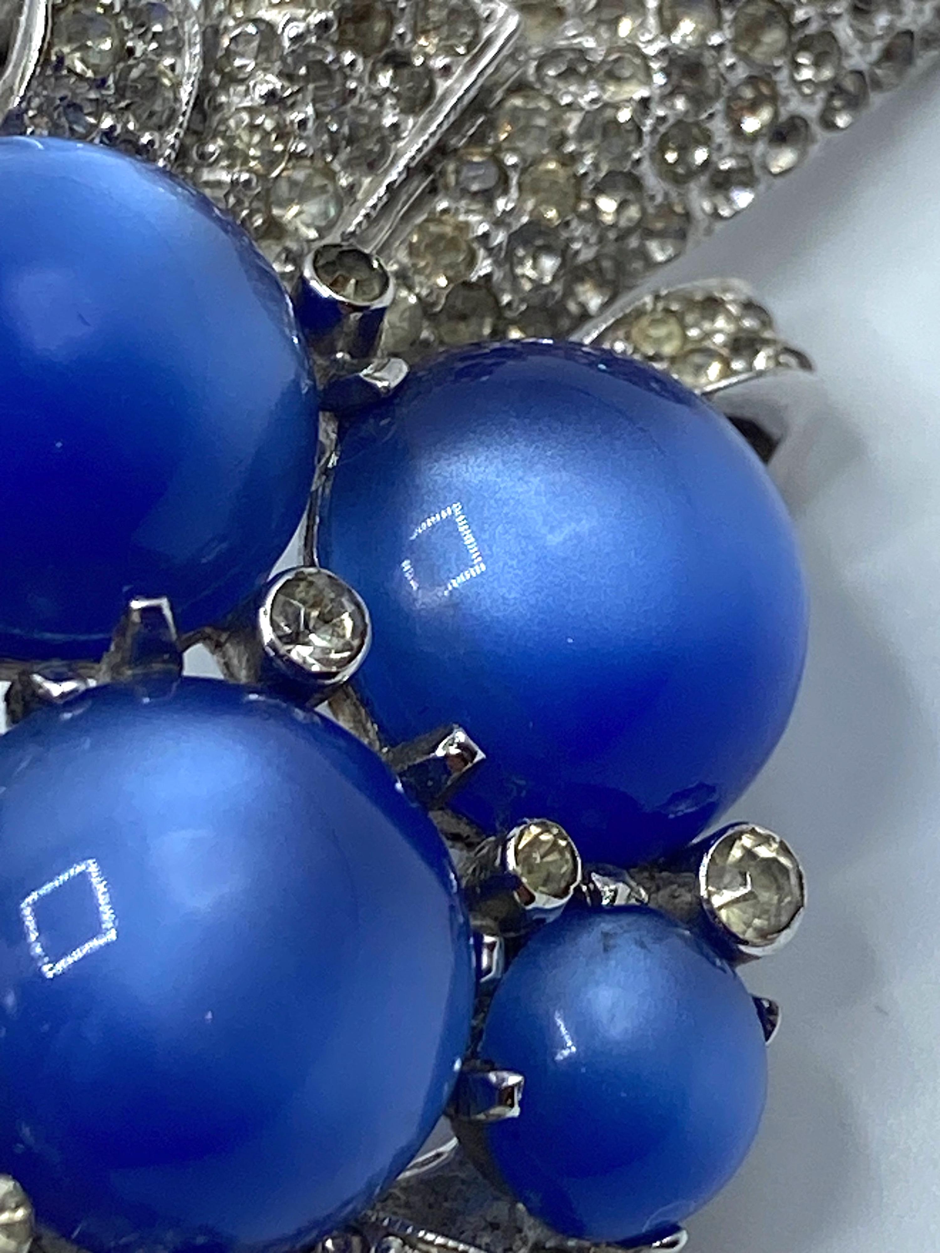 Spilla Coro Art Deco con pietra di luna blu e pave' di strass, CIRCA 1941 in vendita 3