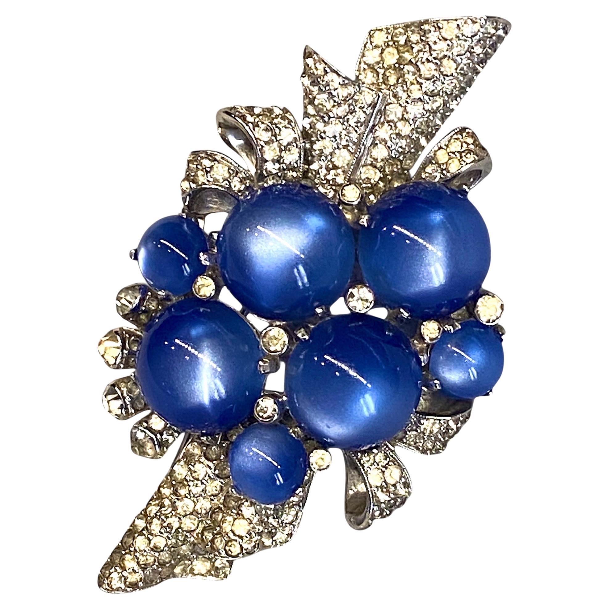 Spilla Coro Art Deco con pietra di luna blu e pave' di strass, CIRCA 1941 in vendita