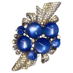 Coro Art Deco Blauer Mondstein Cabochon & Pave' Strass Brosche, CIRCA 1941