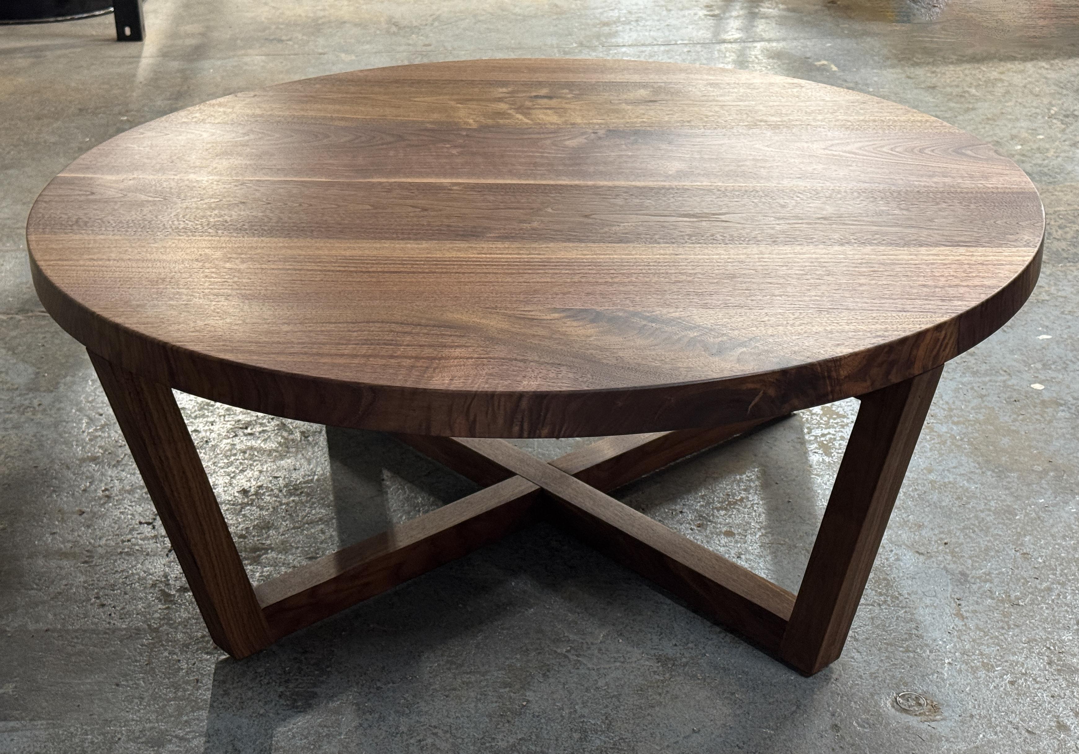 Tavolino da caffè rotondo contemporaneo realizzato con una struttura in legno massiccio dello spessore di 1,75 
