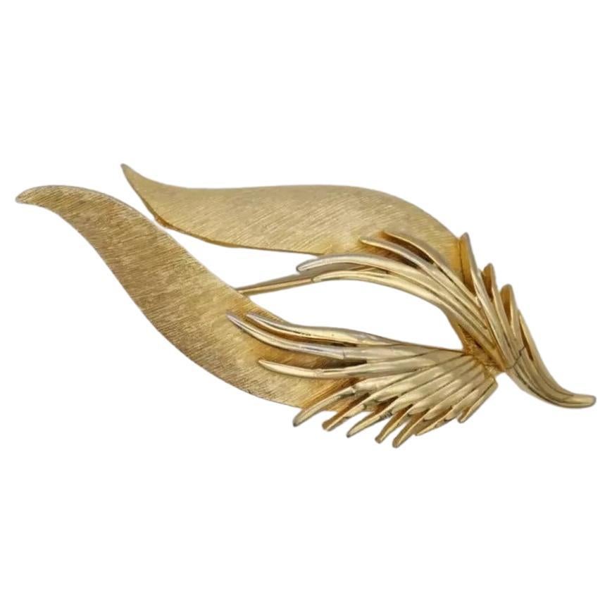 Broche de Coro Corocraft, estilo vintage de los años 50, con textura dorada, forma ondulada, motivos de tulipán, hojas y plumas