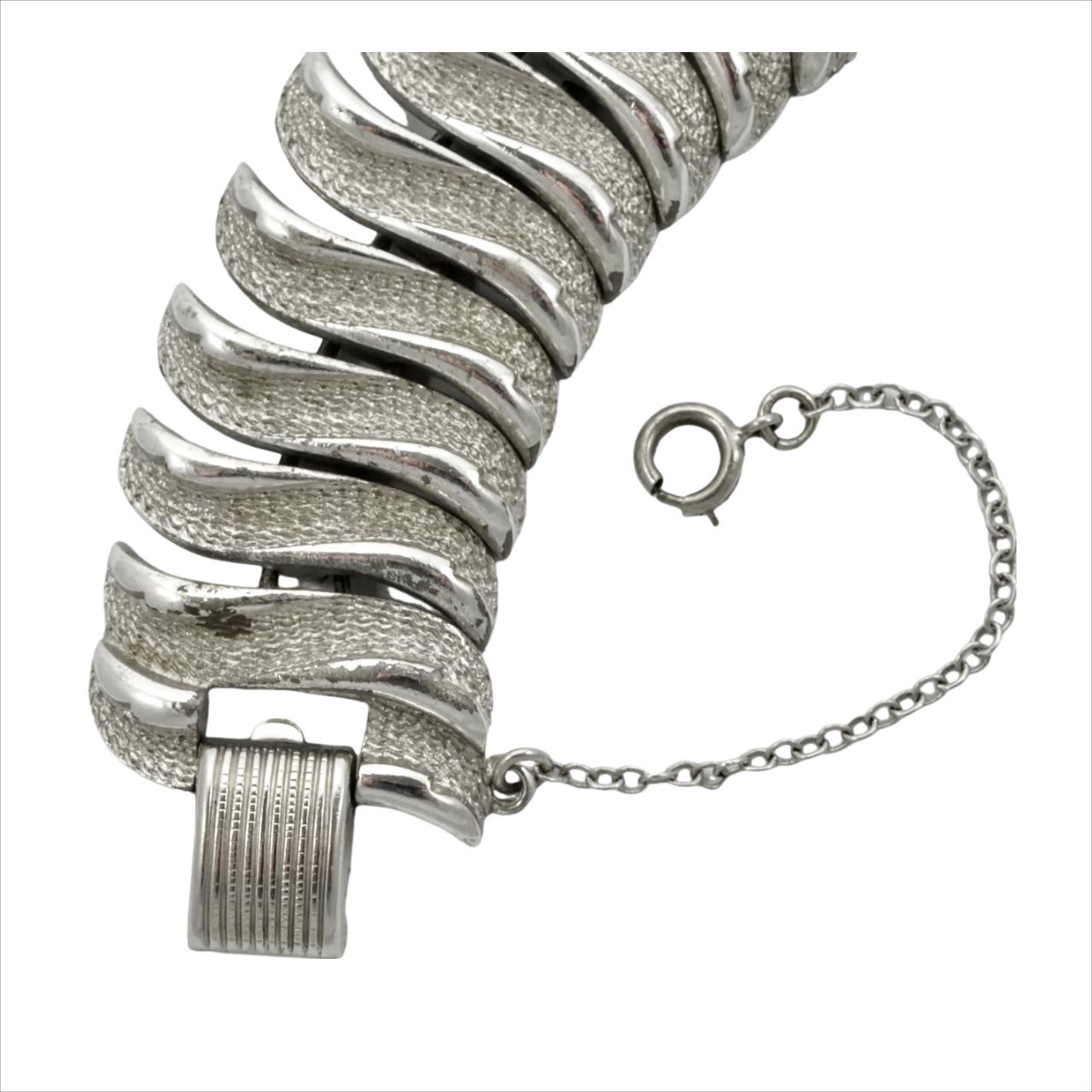 Coro Pegasus Silver Plated Textured and Shiny Link Bracelet In Good Condition For Sale In London, GB