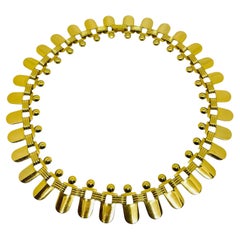 Coro firmato in tonalità oro, collana a catena modernista e di design
