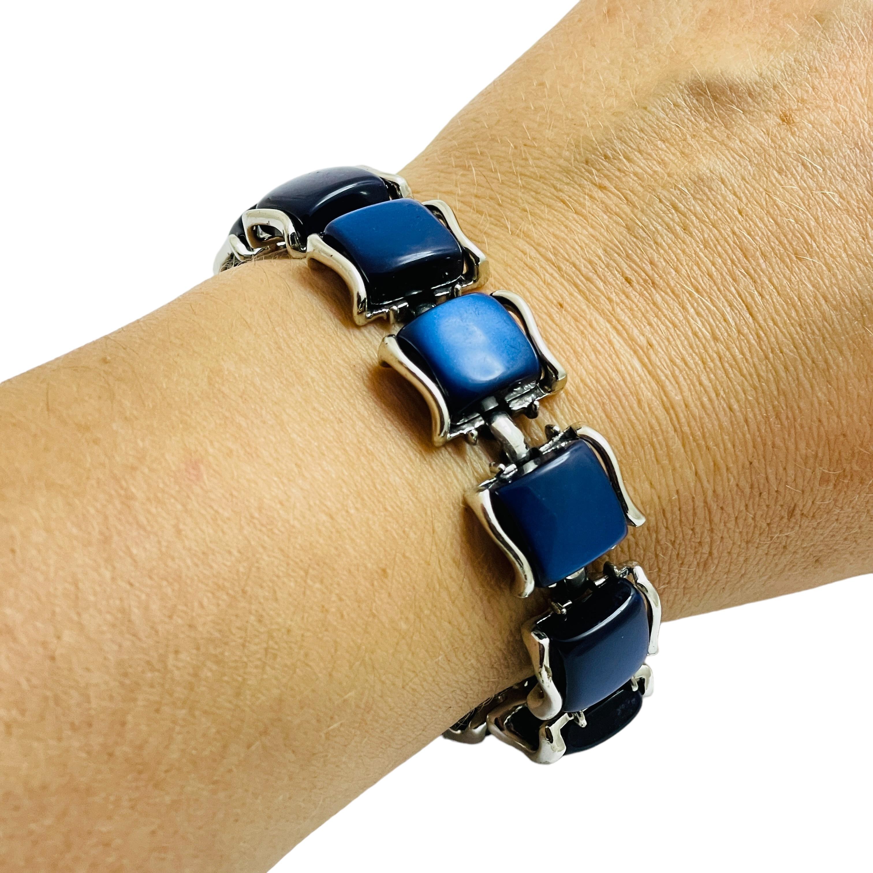 CORO signiertes silberfarbenes Thermoset marineblaues Gliederarmband mit silberfarbenem Thermoset im Angebot 1