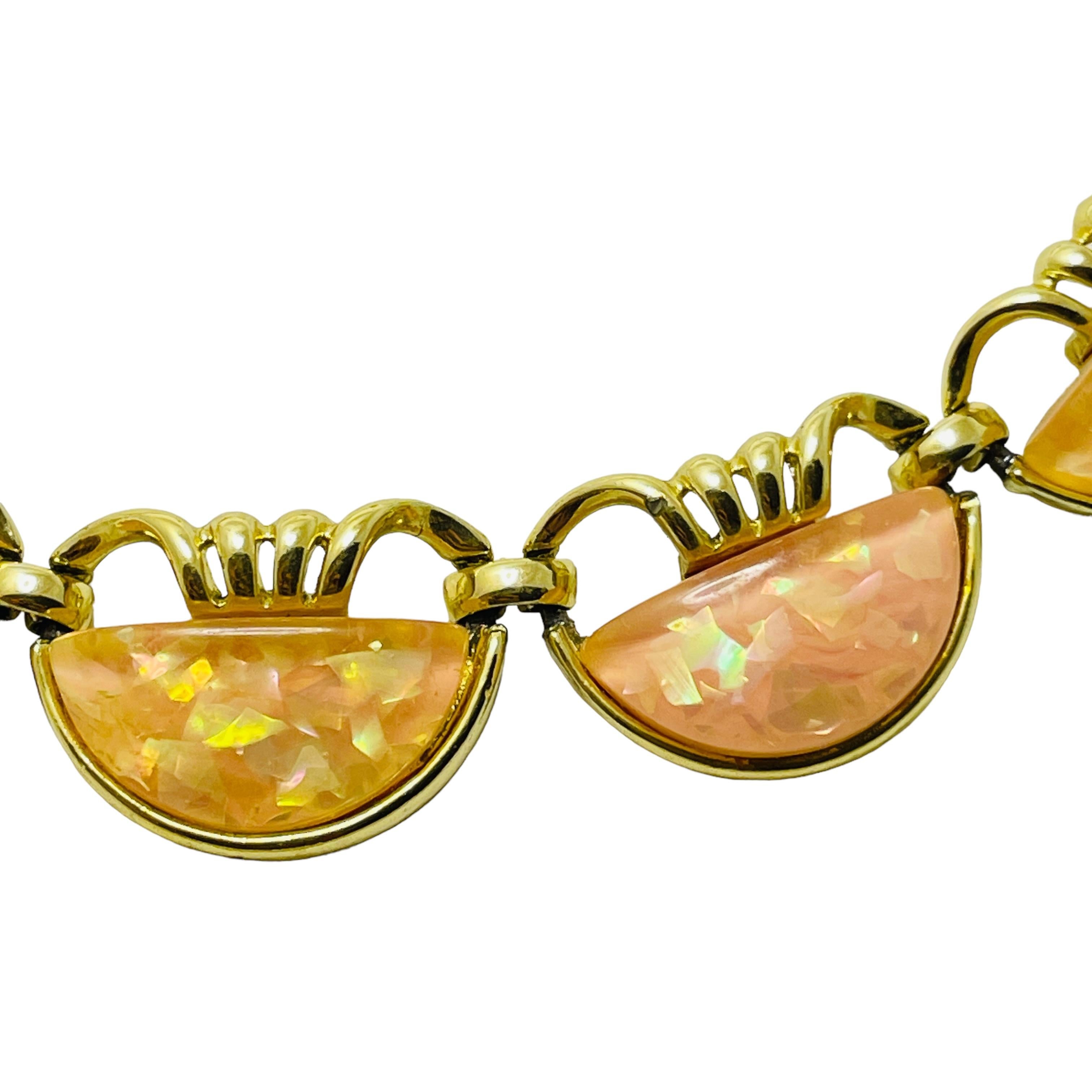 DETTAGLI

- firmato CORO 

- tono oro con lucite

- collana vintage di design

MISURE  

- 

CONDIZIONE

-  ottime condizioni vintage con minimi segni di usura 

 Sku 41

❤️❤️  GIOIELLI VINTAGE DI DESIGN ❤️❤️

❤️❤️  LA BOUTIQUE DI ALEXANDER  ❤️❤️