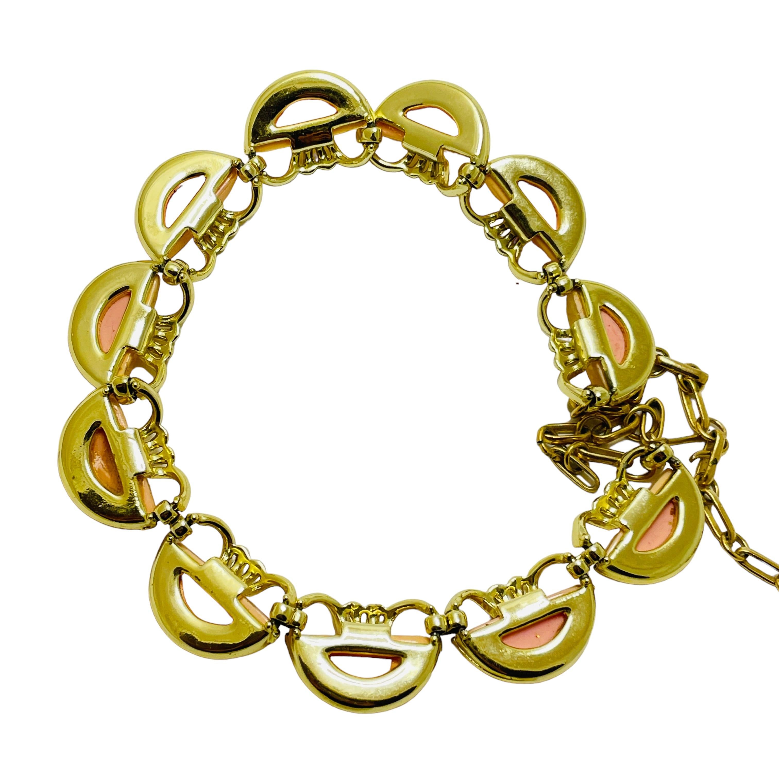 Donna Collana firmata Coro in lucite dorata d'epoca in vendita