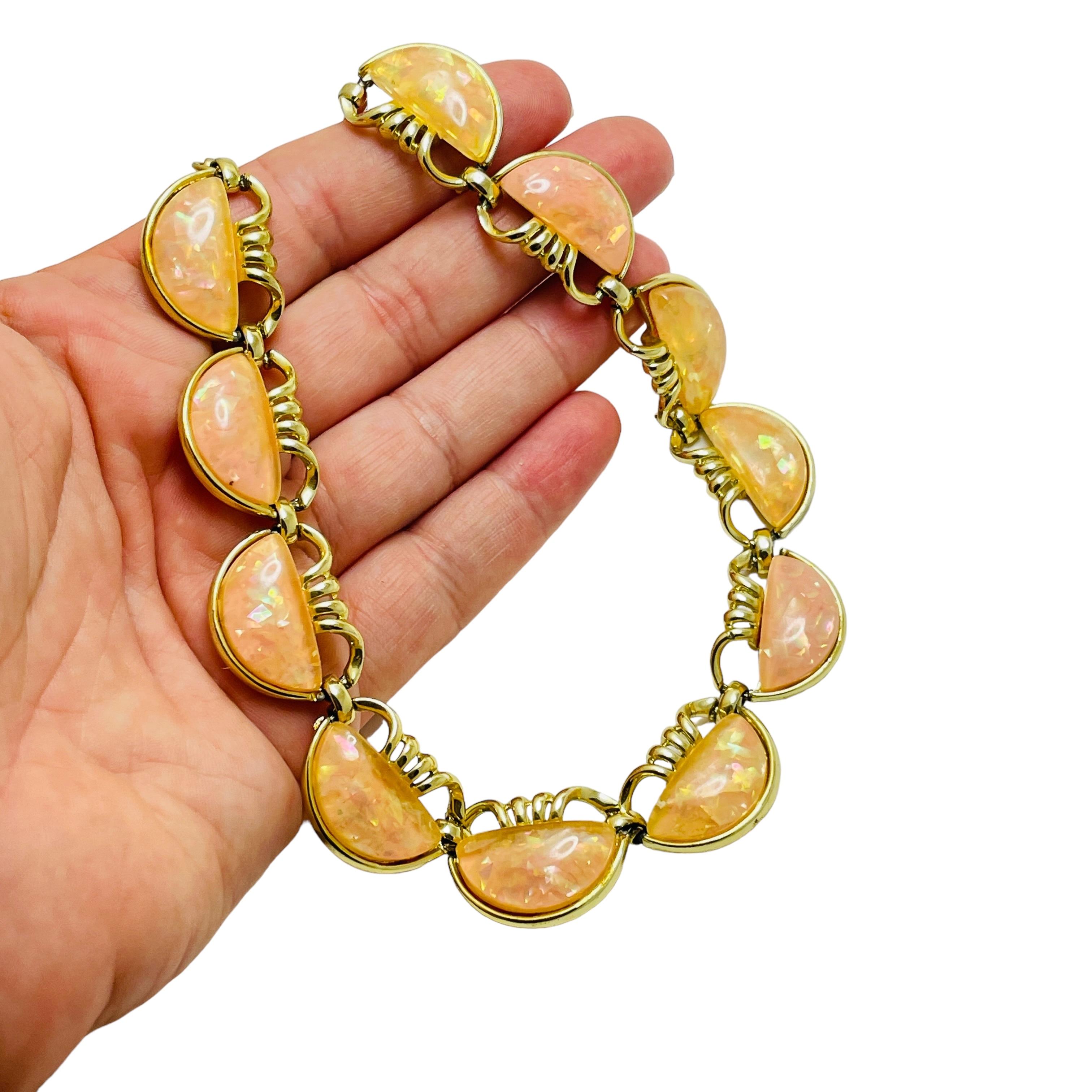 Collana firmata Coro in lucite dorata d'epoca in vendita 1