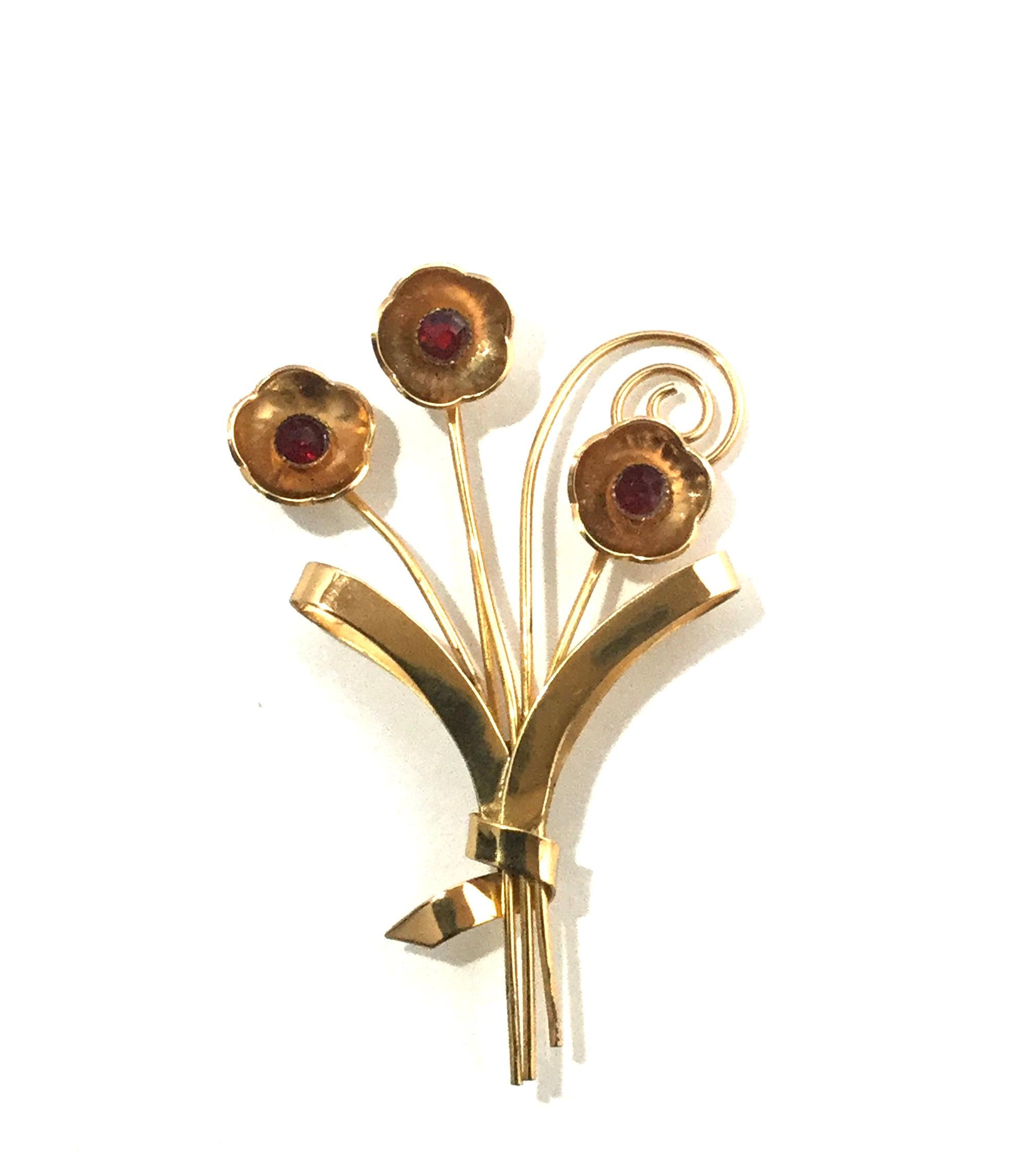 Vieille broche fleur Coro en argent sterling plaqué or

Il s'agit d'une magnifique broche fleur vintage en argent sterling et plaqué or, conçue par Coro.  

Mesures : La broche mesure 3-1/16 pouces de long sur 2 pouces de large.  Les pierres