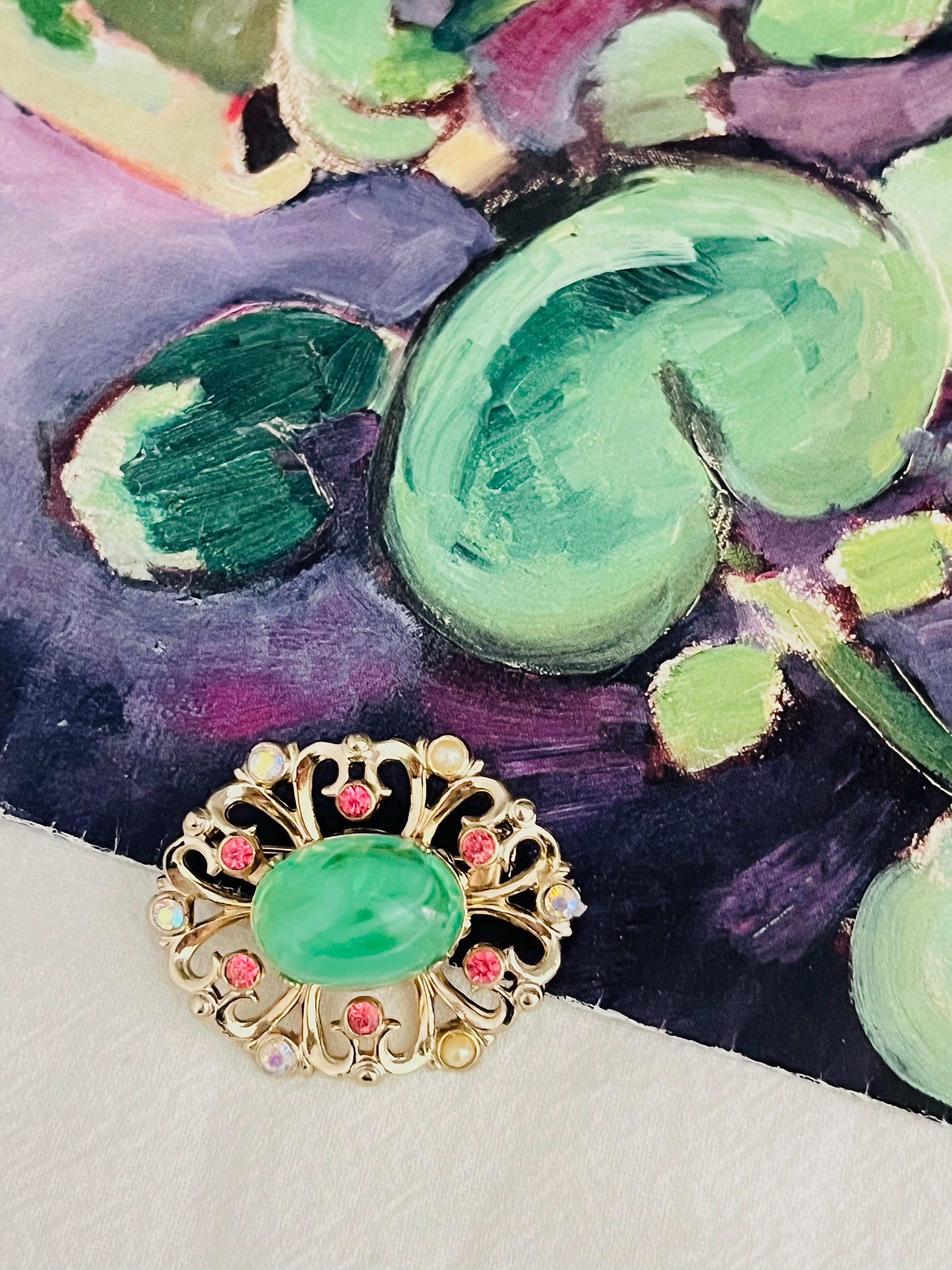 Coro Vintage 1950s Flower Emerald Cabochon Aurora Pink Crystals Pearls Brooch In Good Condition In Wokingham, England