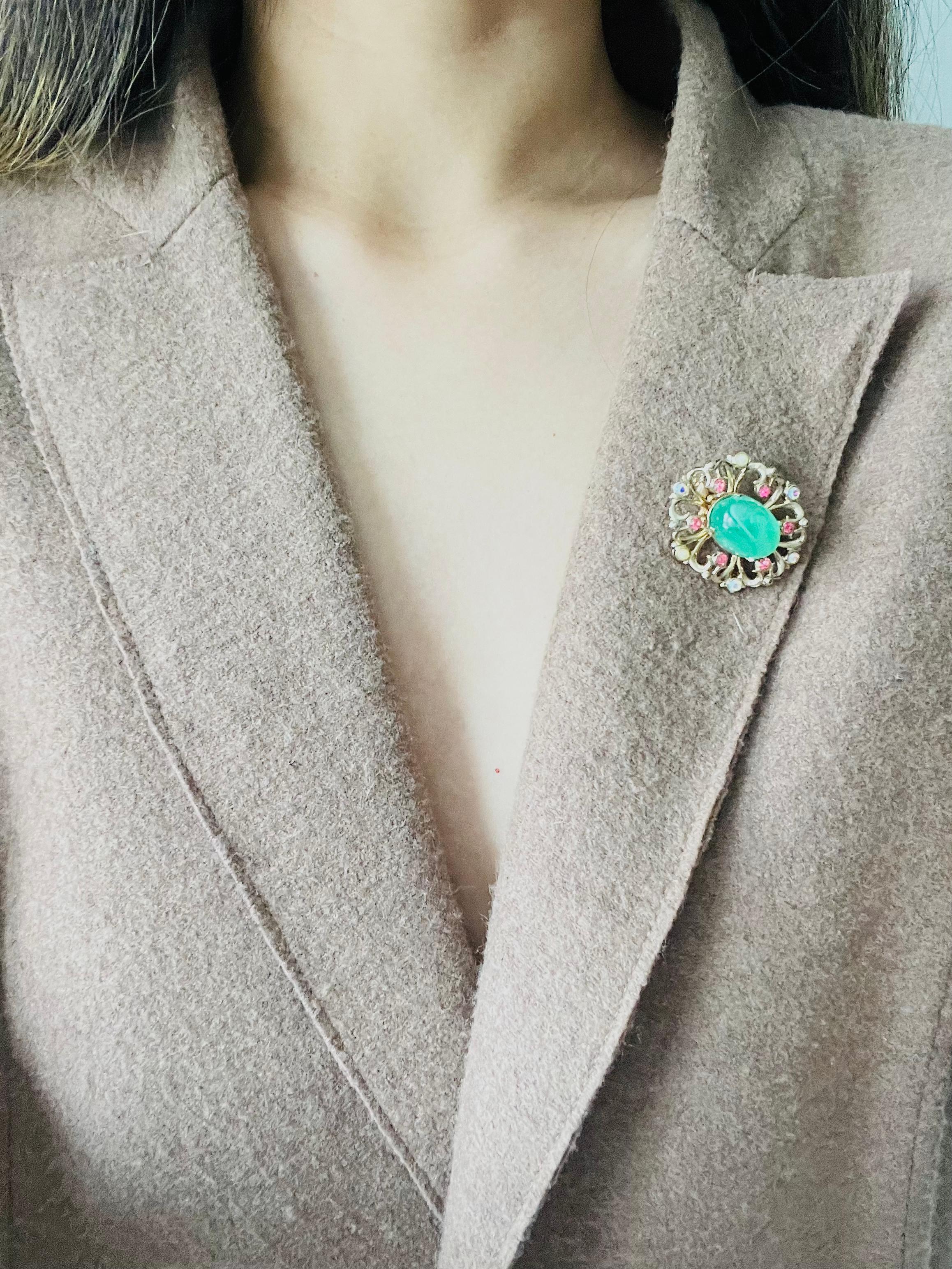 Women's or Men's Coro Vintage 1950s Flower Emerald Cabochon Aurora Pink Crystals Pearls Brooch