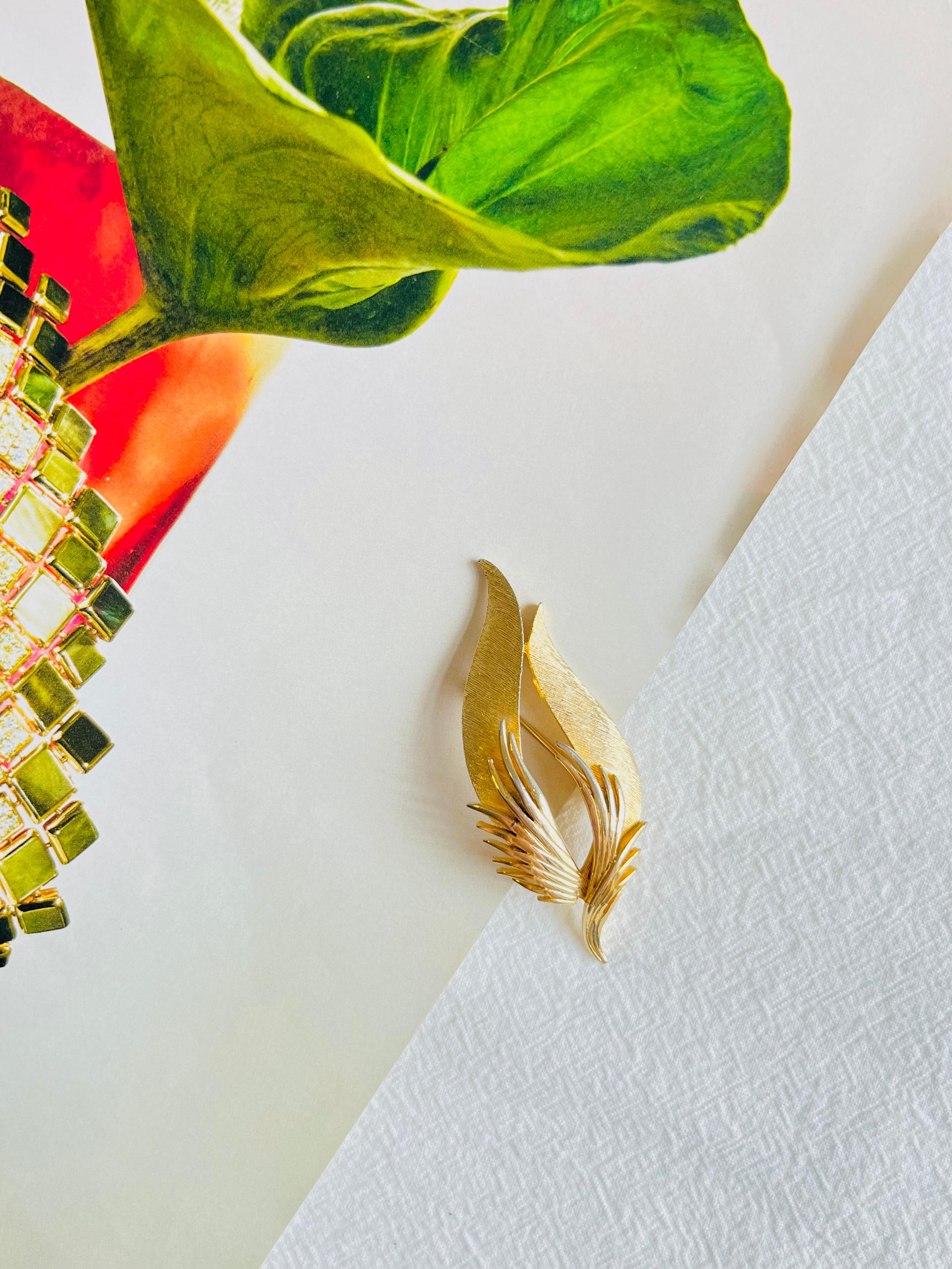 Art Deco Corocraft Coro Vintage 1950s Texture Wavy Tulip Flower Leaf Feather Gold Brooch For Sale
