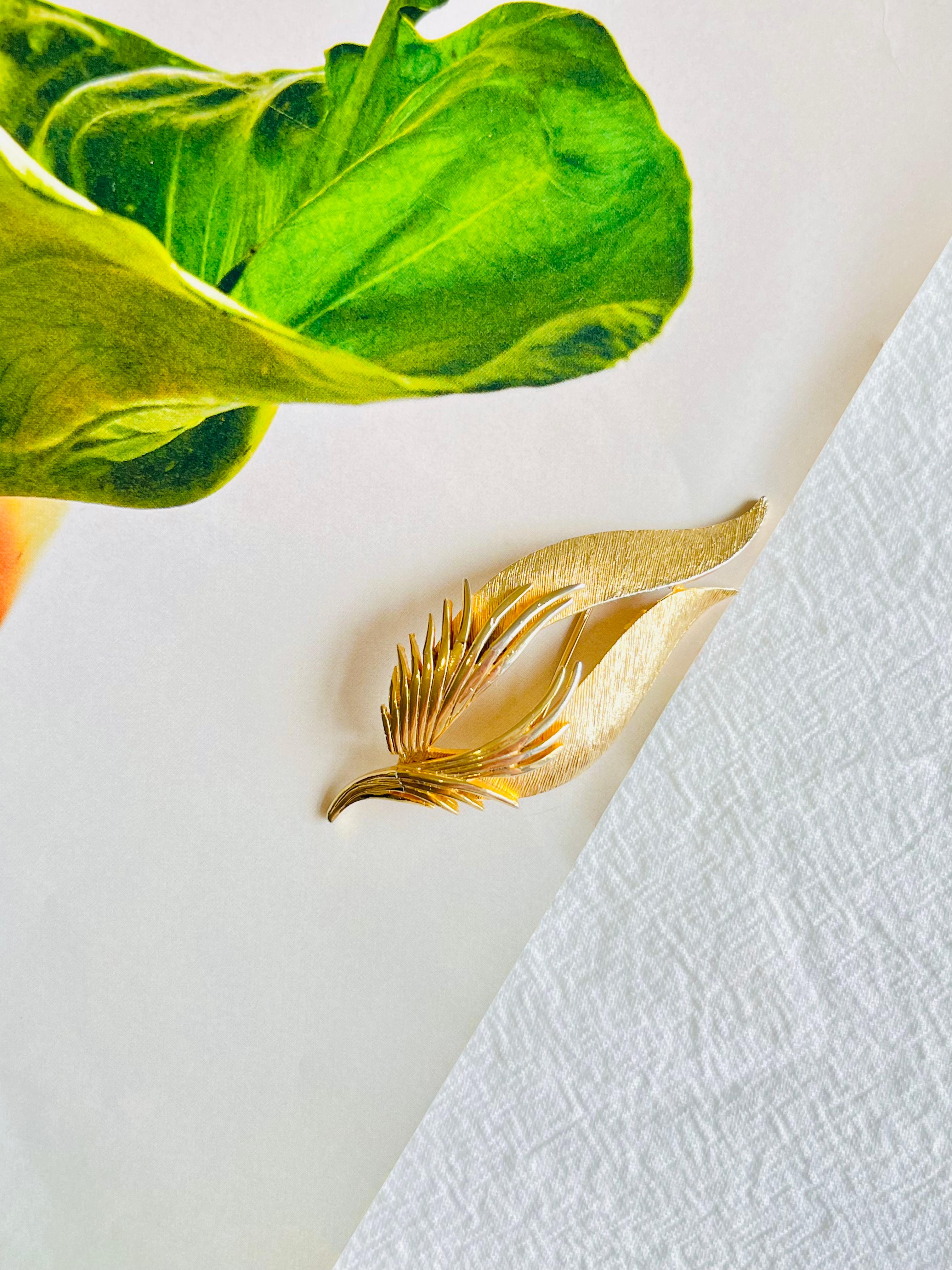 Corocraft Coro Vintage 1950s Texture Wavy Tulip Flower Leaf Feather Gold Brooch In Good Condition For Sale In Wokingham, England