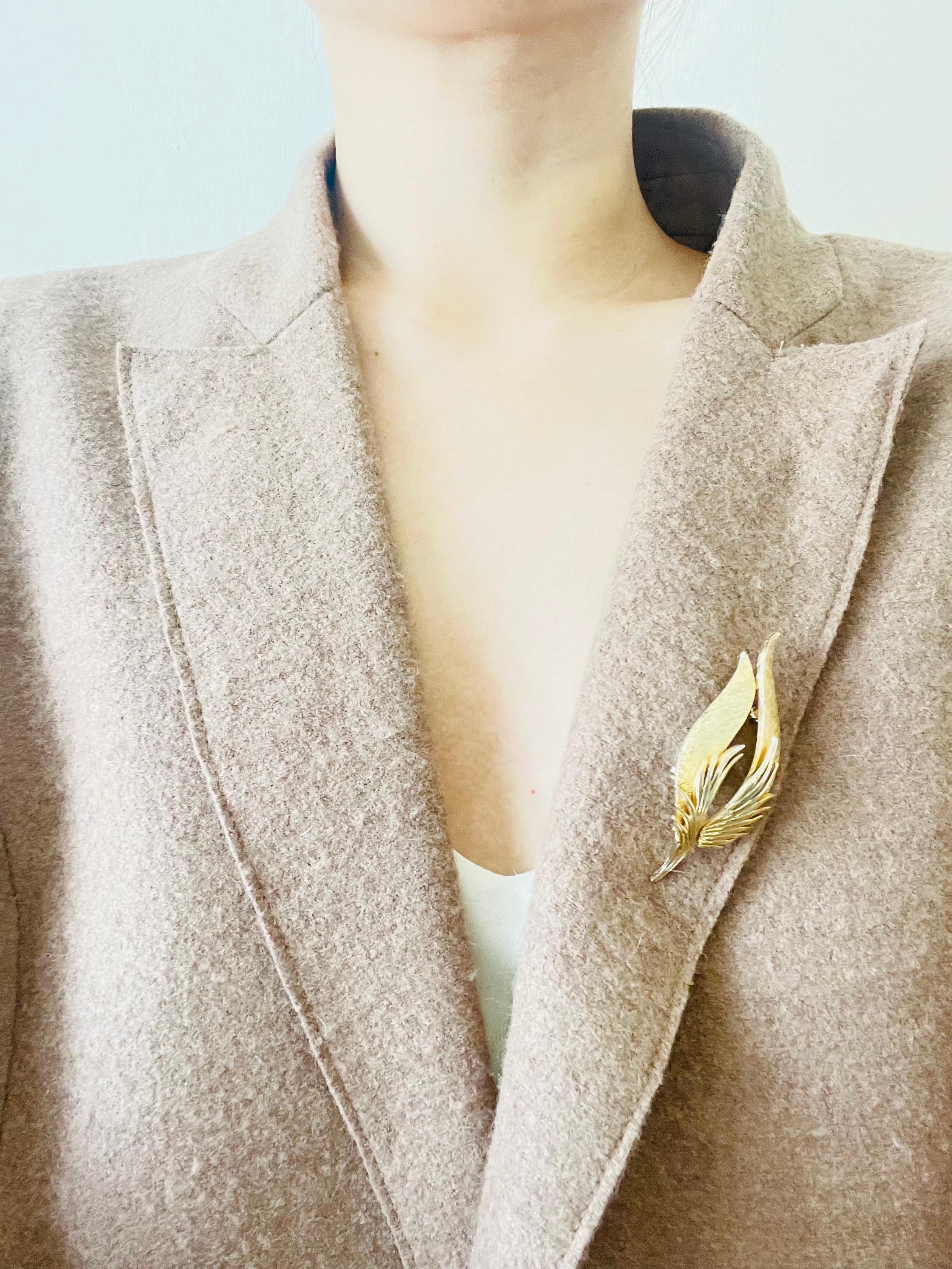 Women's or Men's Corocraft Coro Vintage 1950s Texture Wavy Tulip Flower Leaf Feather Gold Brooch For Sale