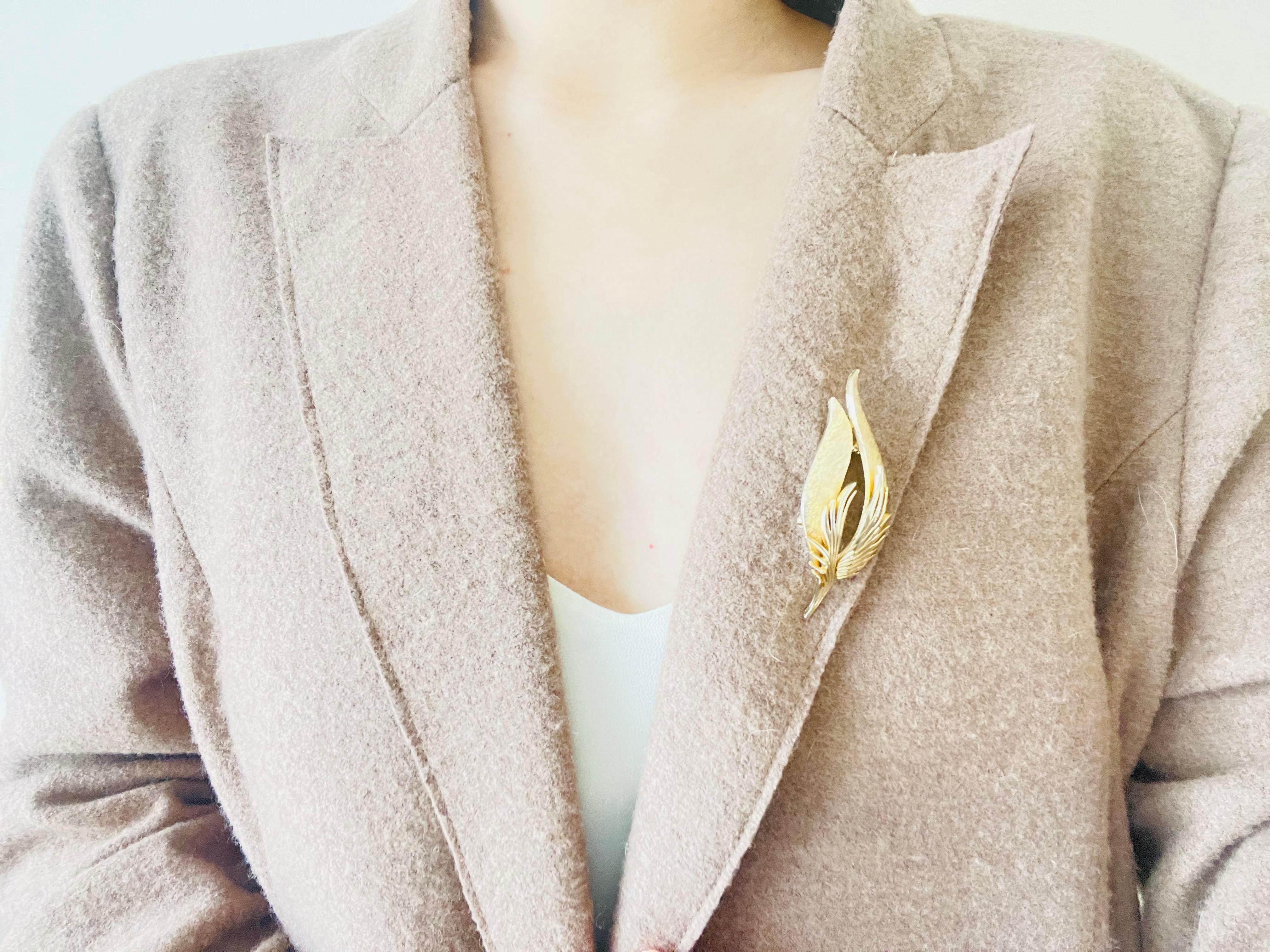 Corocraft Coro Vintage 1950s Texture Wavy Tulip Flower Leaf Feather Gold Brooch For Sale 1