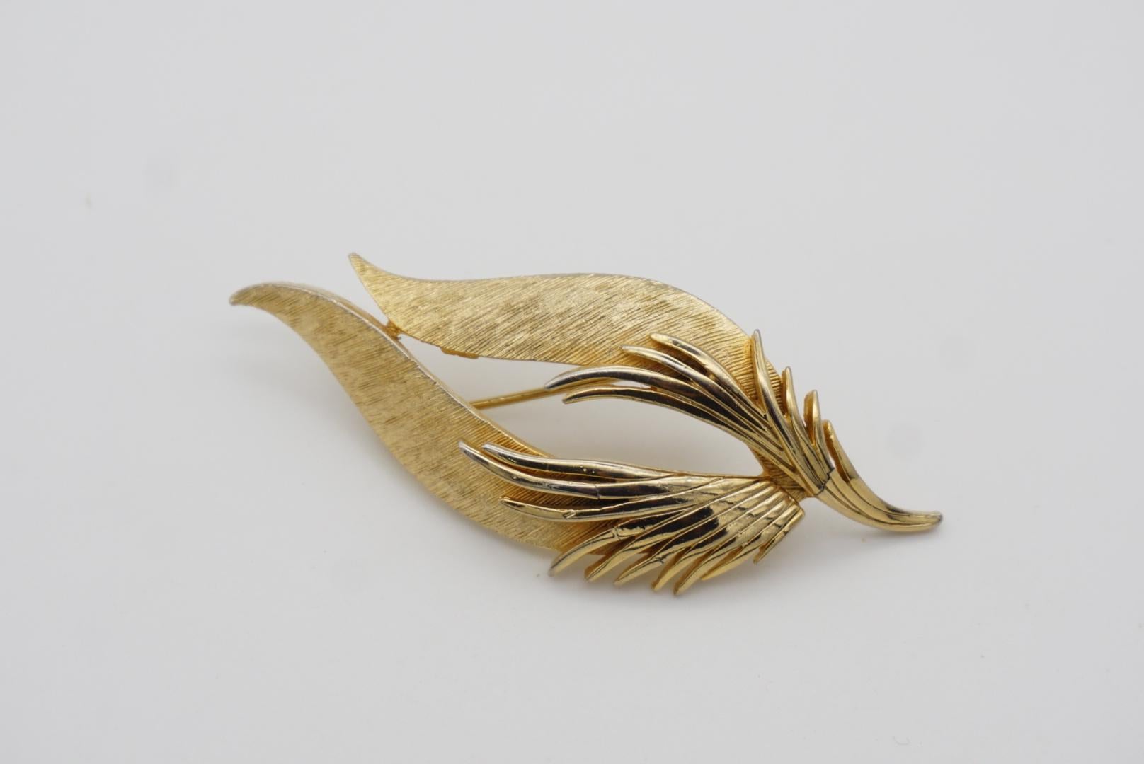 Corocraft Coro Vintage 1950s Texture Wavy Tulip Flower Leaf Feather Gold Brooch For Sale 2