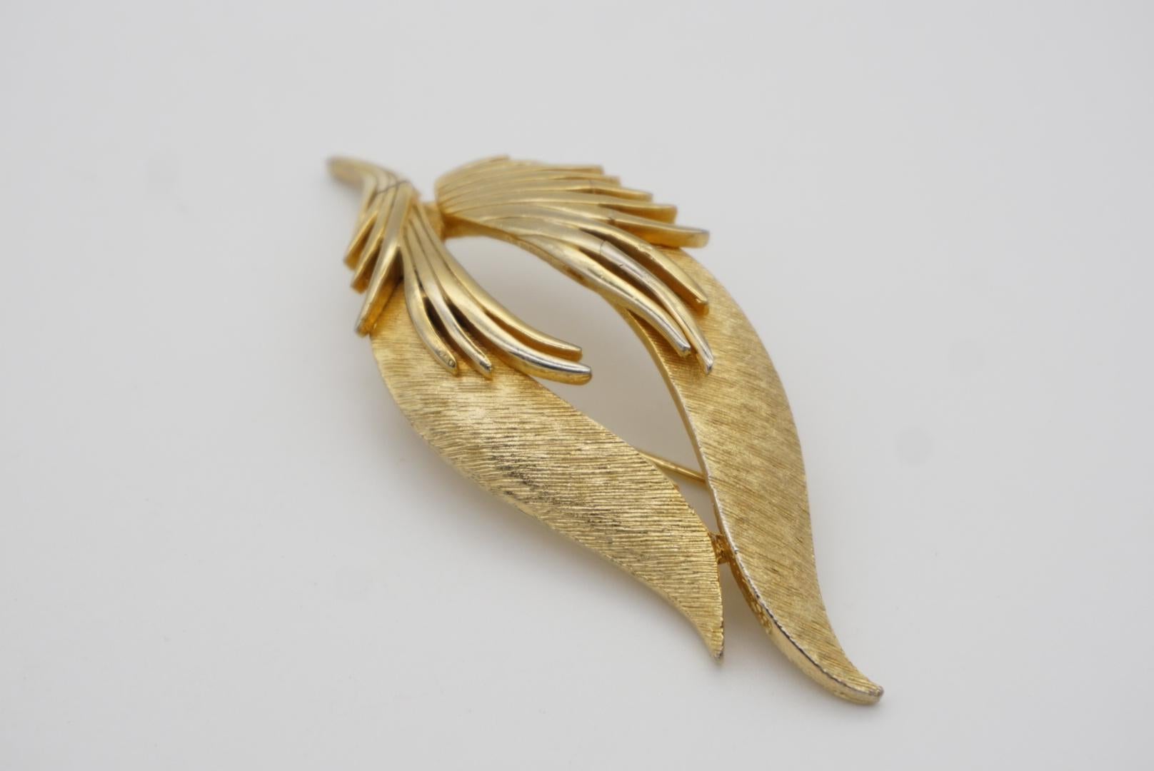 Corocraft Coro Vintage 1950s Texture Wavy Tulip Flower Leaf Feather Gold Brooch For Sale 3