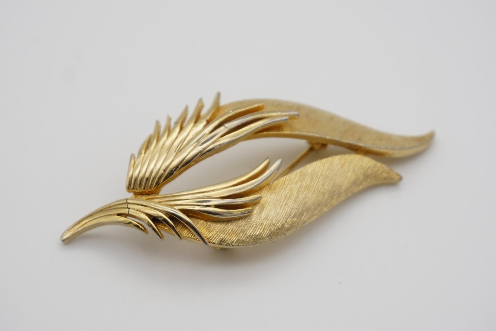 Corocraft Coro Vintage 1950s Texture Wavy Tulip Flower Leaf Feather Gold Brooch For Sale 4