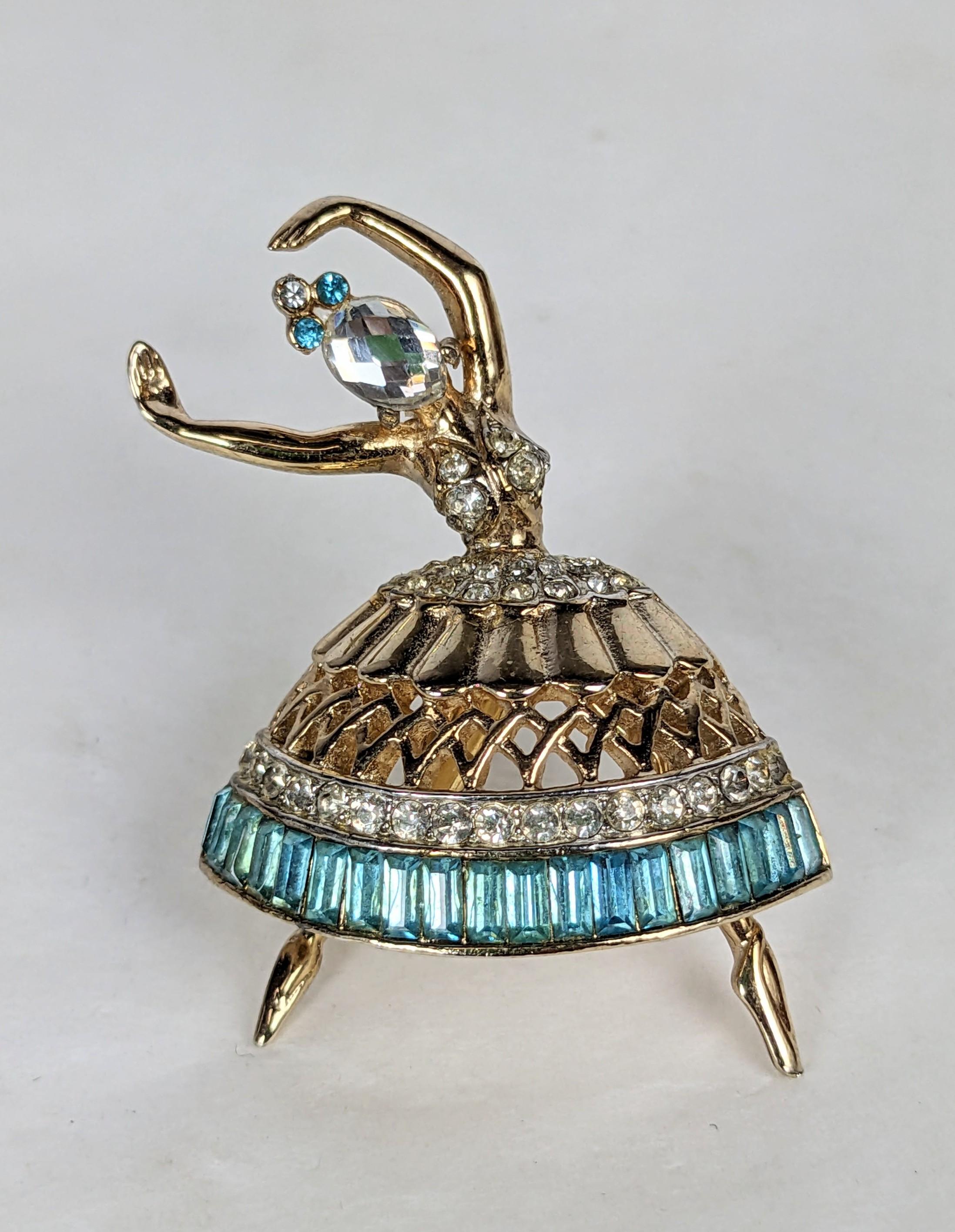 Rare broche ballerine rétro de Corocraft datant des années 1940. Délicate création de la série Ballerina, inspirée des broches de Van Cleef and Arpels. Tête en pâte de rose 