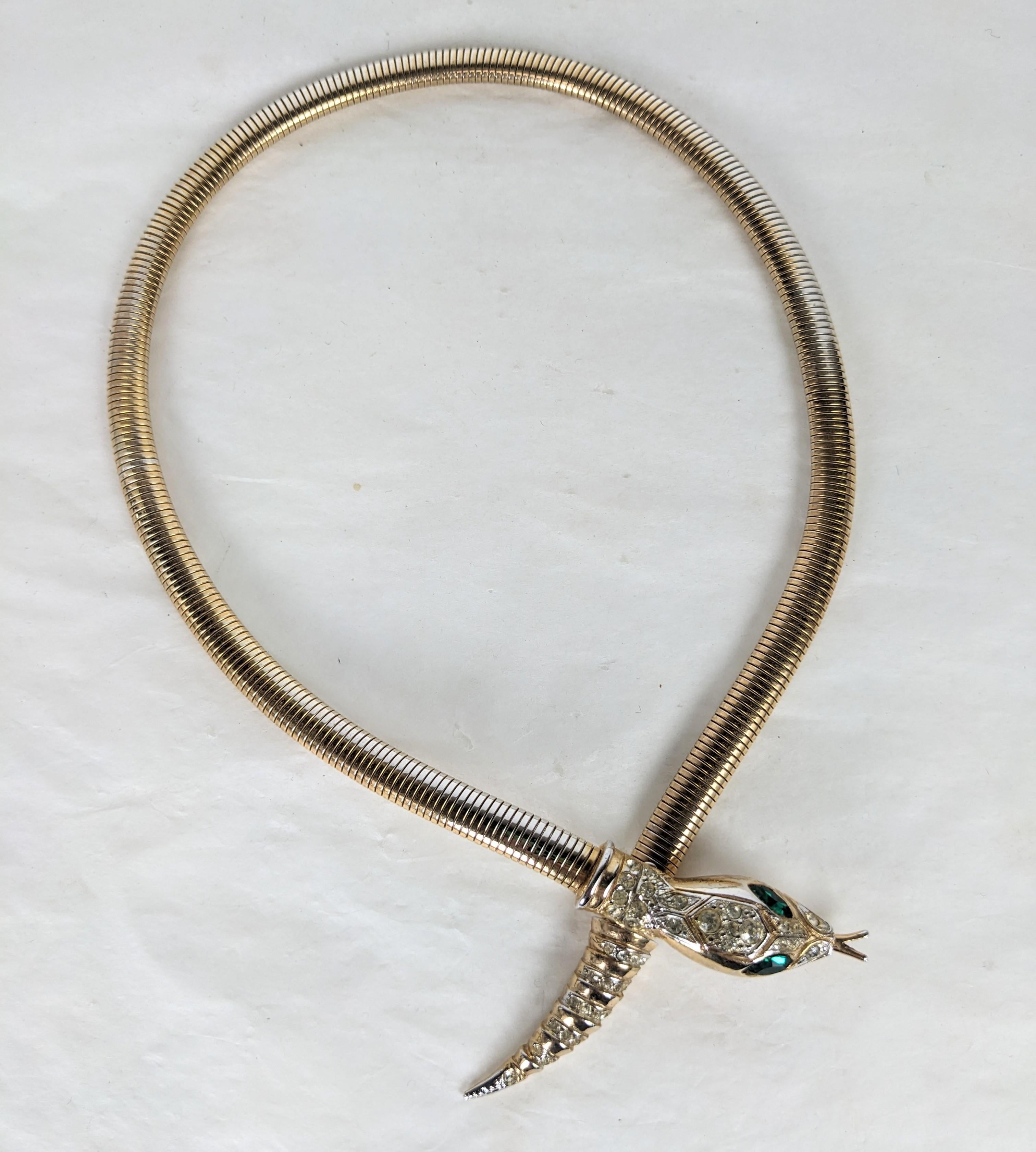 Collana a serpente Corocraft Retro Gaspipe degli anni '40. Cavo flessibile dorato con testa e coda di serpente con pave e occhi in pasta di smeraldo. Si chiude con un gancio sotto la testa del serpente. 21