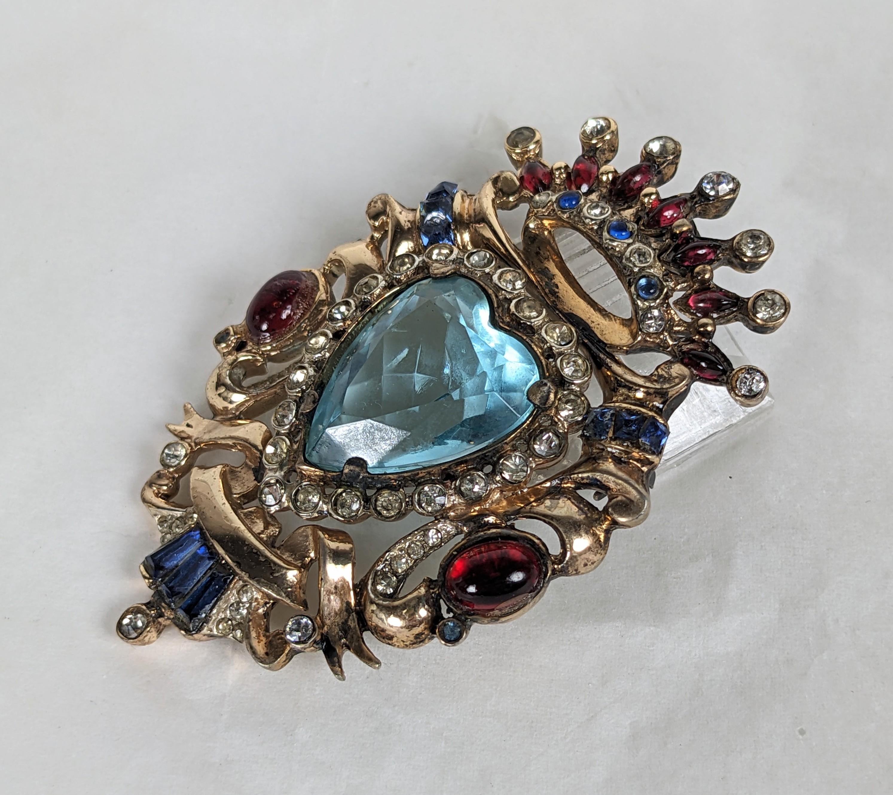 Charmante broche à écusson en vermeil de Corocraft datant des années 1940. Pâte aqua en forme de cœur avec des cabs, des marquises et des baguettes dans des pâtes de rubis et de saphir. Conçu par Gene Verrecchio. 2