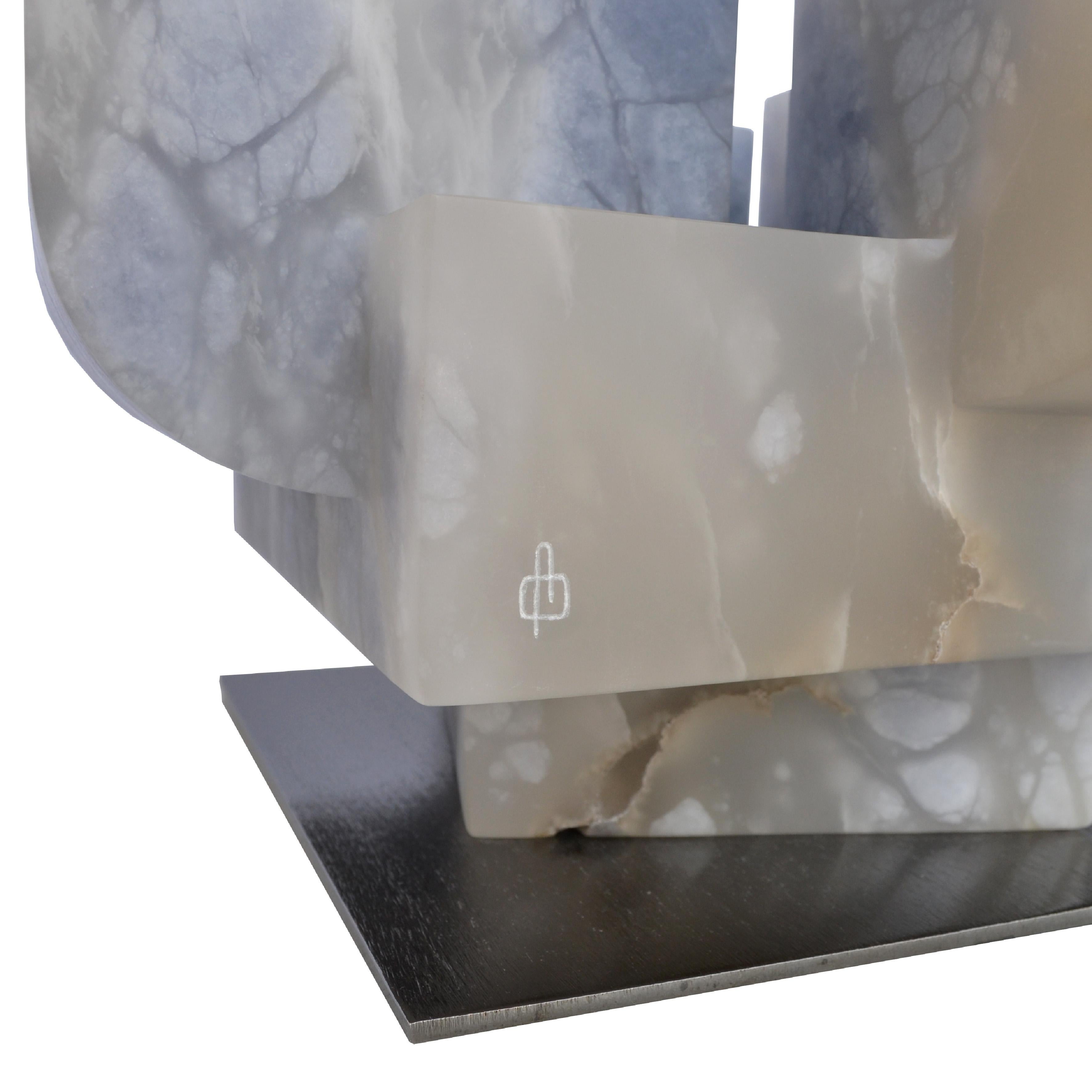 Corola-Skulptur von Borja Barrajón
Abmessungen: T 37 x B 37 x H 22 cm.
MATERIALIEN: Blauer Alabaster.

Borja Barrajón Acedo (Madrid, 1985) begann 2006 seine Ausbildung zum Bildhauer an der Fakultät für Schöne Künste in Madrid. Seine Leidenschaft für