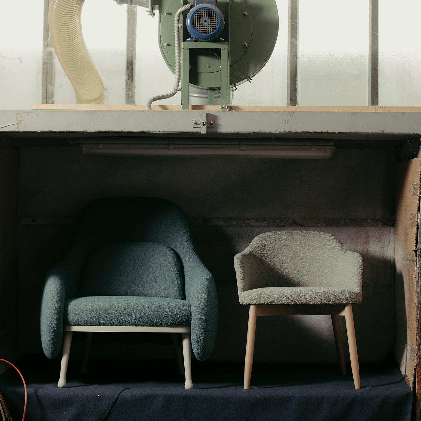 Superbe pour compléter une maison de style scandinave, cet élégant fauteuil de la collection Corolla doit son nom au design enveloppant de son dossier et de ses accoudoirs. La base est marquée par un profil festonné rappelant des pétales de fleurs.