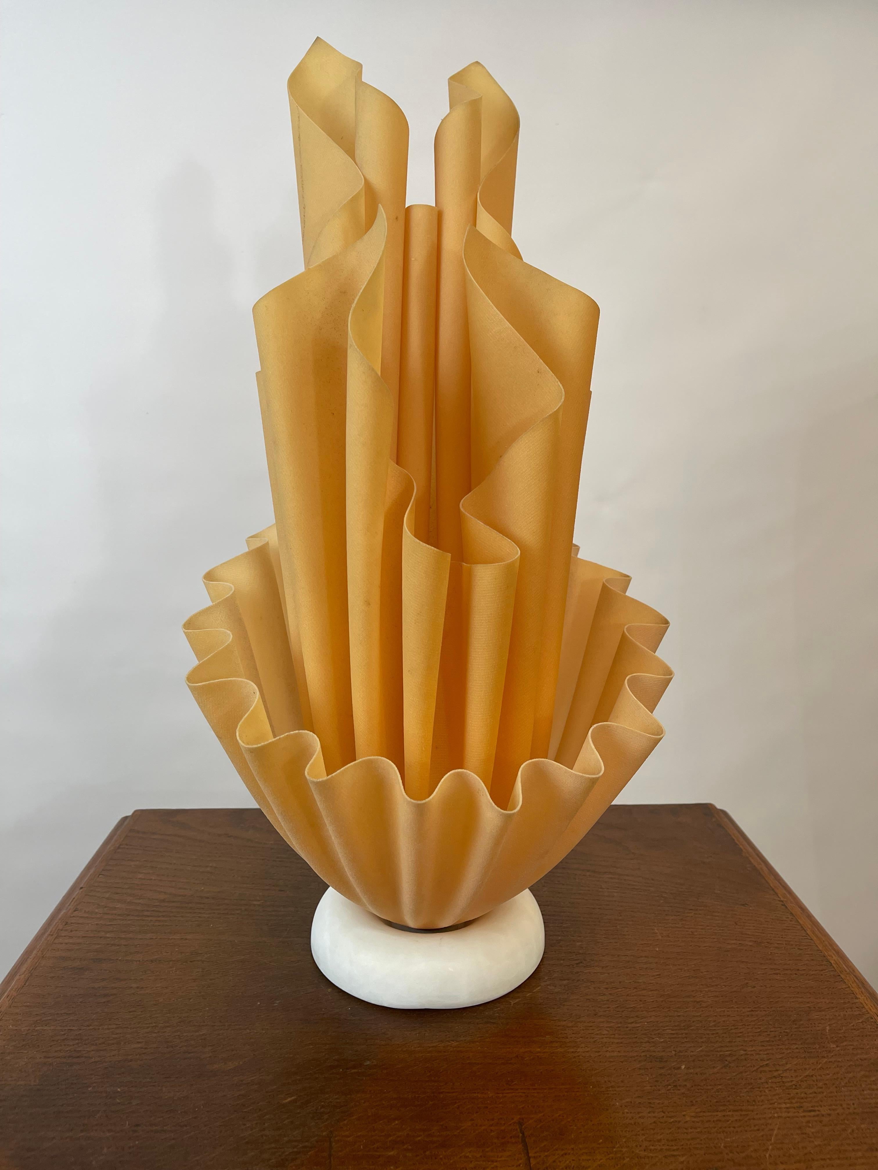 Große Lampe Georgia Jacob, Modell Corolle, in der Farbe Koralle Orange, hergestellt in Frankreich in den 1970er Jahren. 
Inspiriert von der Form einer brennenden Fackel, erzeugen diese Lampen wunderschöne Lichtwirbel und -vorhänge. Diese ikonische