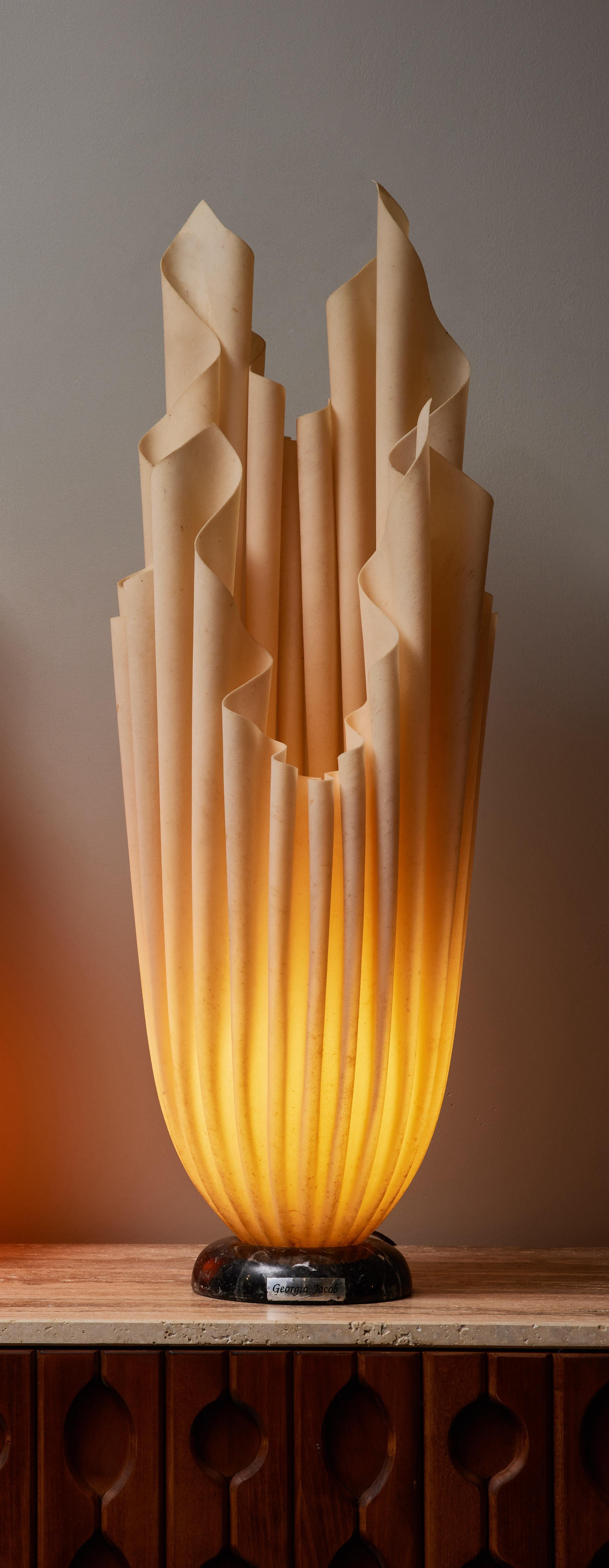 Captivante lampe de table conçue par la designer française des années 1970 Georgia Jacob.
Il est composé d'une petite base en marbre et d'un tissu enduit de résine.
Labels d'origine sur le pied.

Georgia Jacob, figure emblématique du design