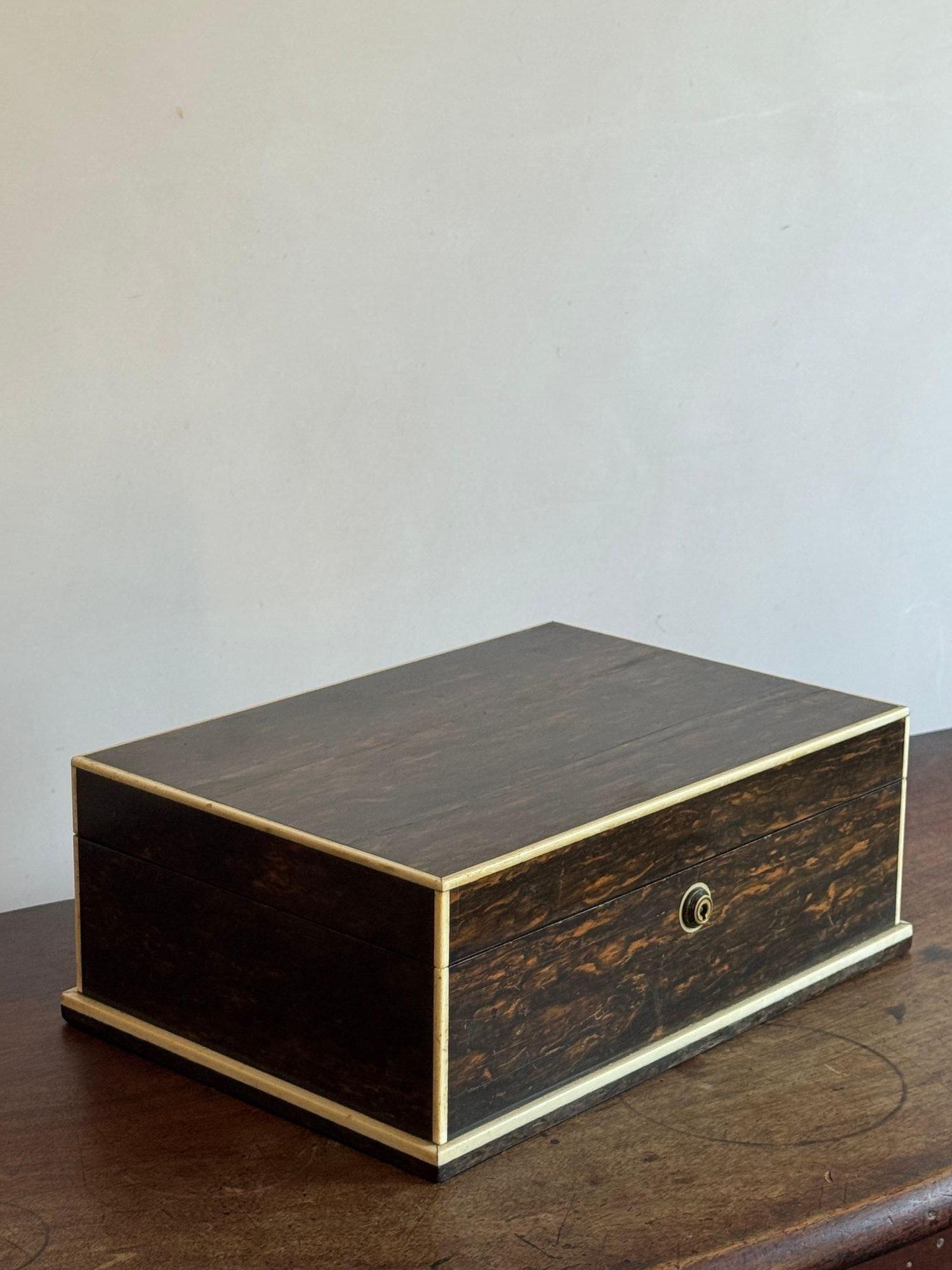 Boîte ou humidor en coromandel du 19e siècle, de belle qualité, avec serrure et clé en bramah en état de marche. Une étiquette en ivoire à l'intérieur porte la mention Stewart Dawson & Co Ltd Regent st. Il s'agissait d'une société d'orfèvrerie, il