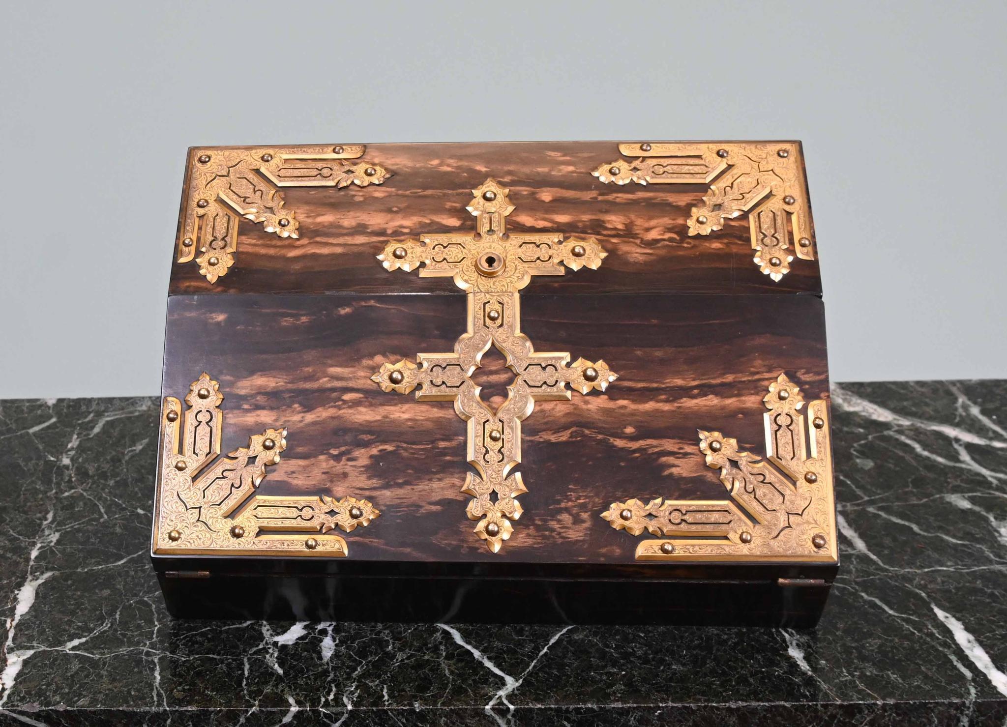 Caja inclinada de escritura dorada Coromandel Monturas de latón Caja victoriana 1860 en venta 4