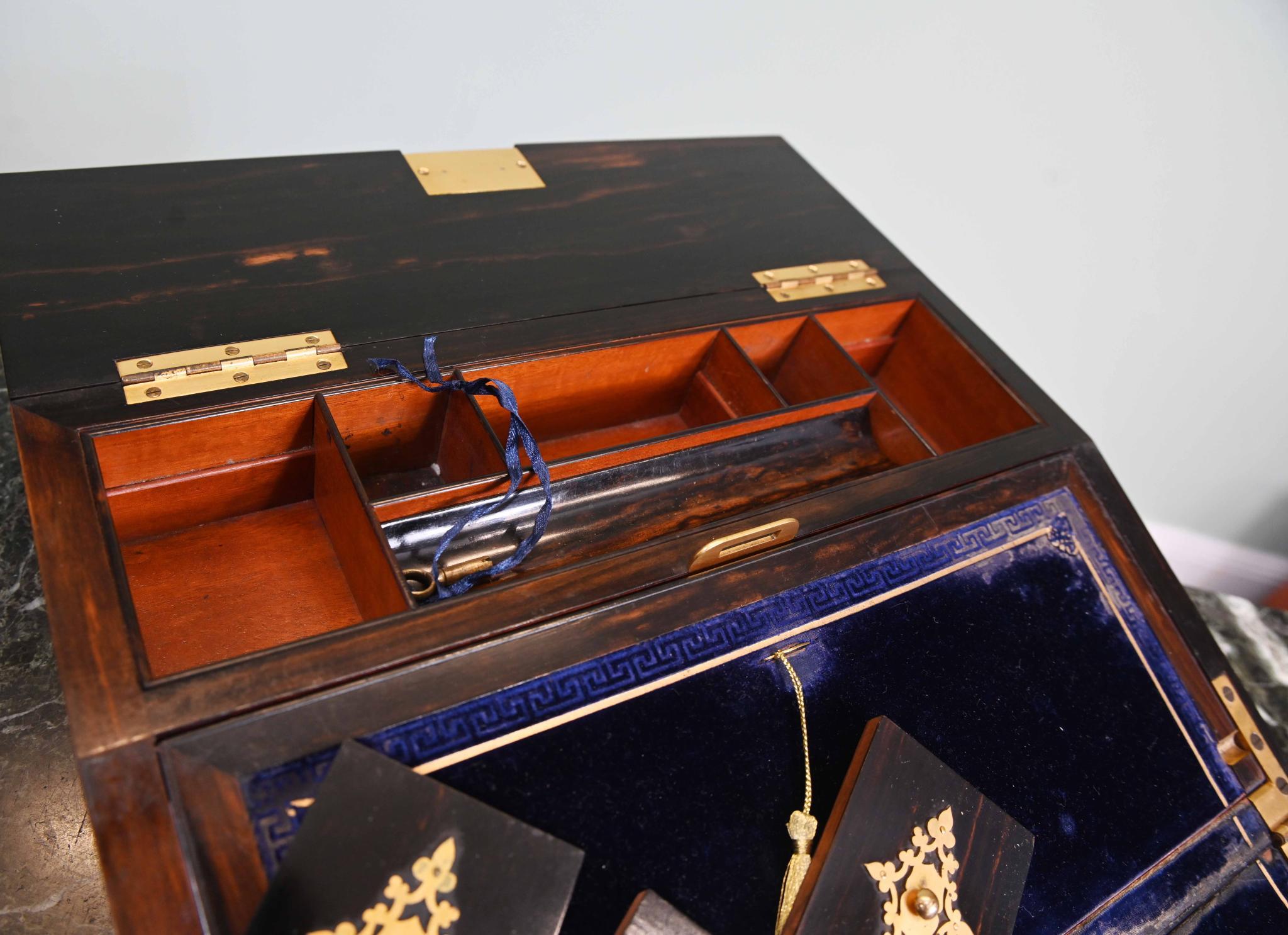 Caja inclinada de escritura dorada Coromandel Monturas de latón Caja victoriana 1860 en venta 5