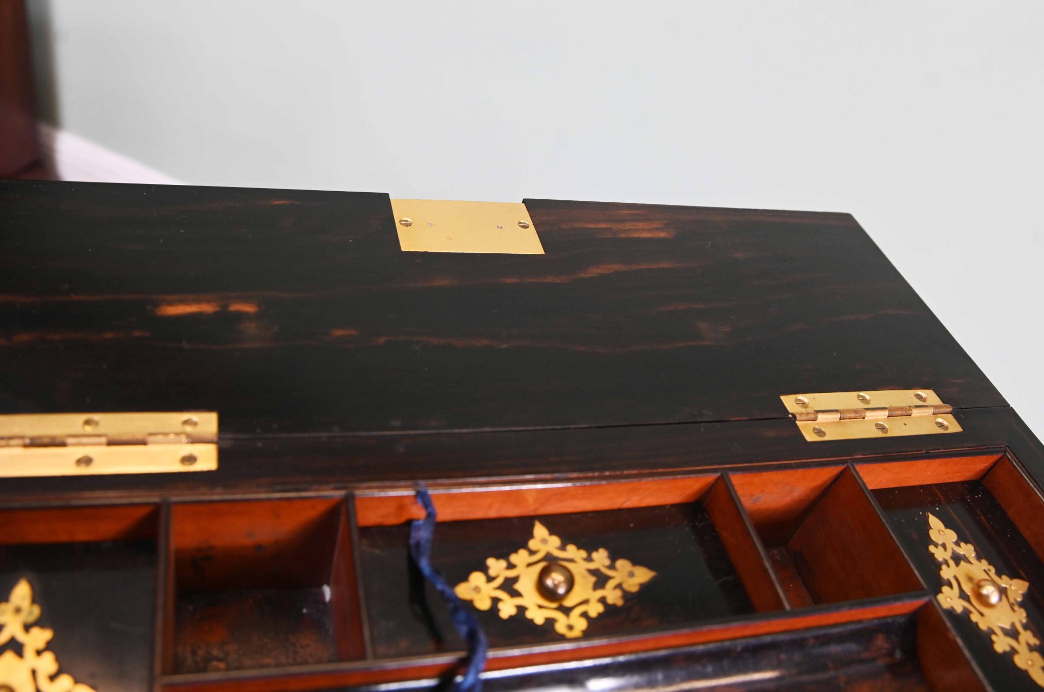 Caja inclinada de escritura dorada Coromandel Monturas de latón Caja victoriana 1860 en venta 6