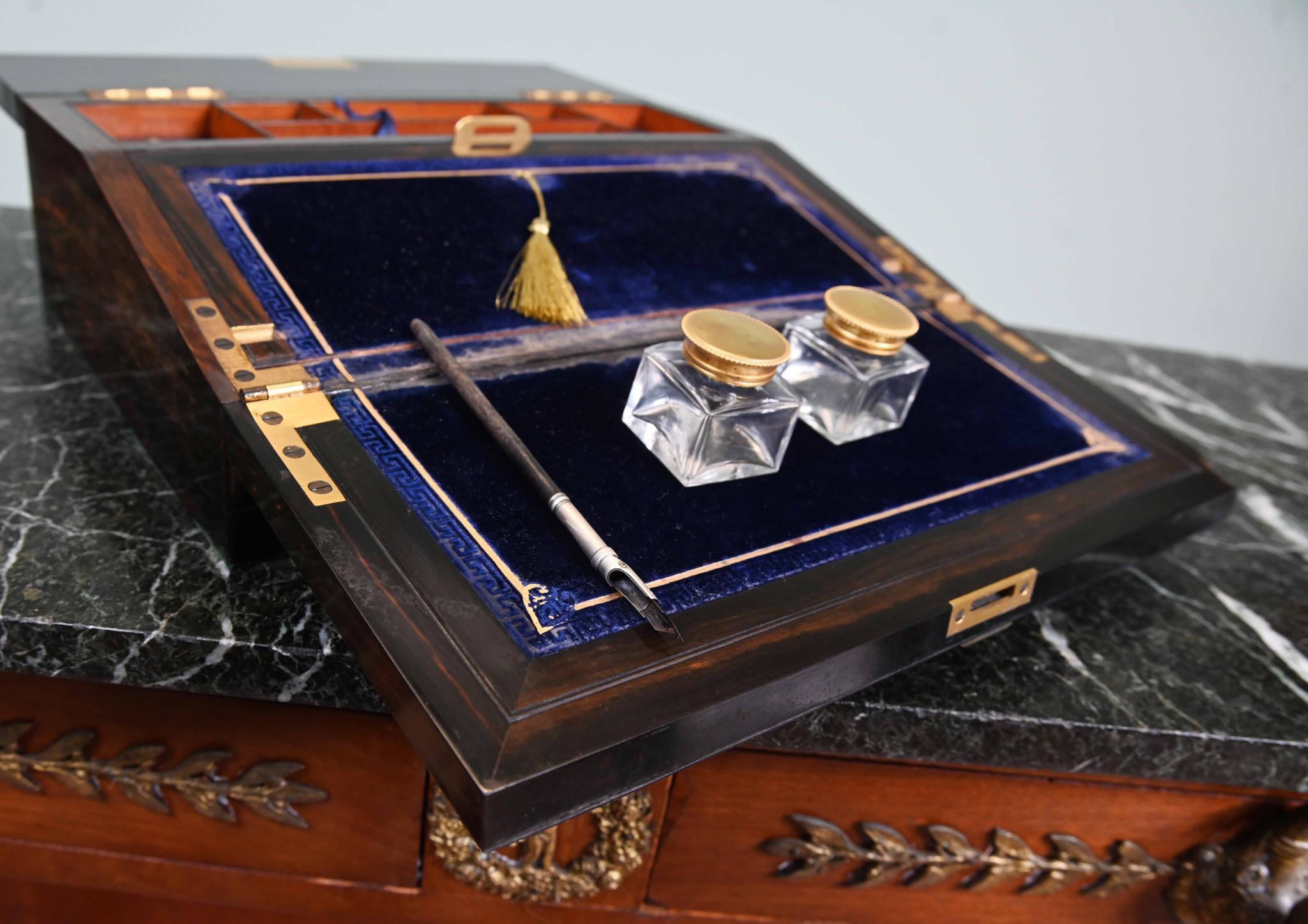 Caja inclinada de escritura dorada Coromandel Monturas de latón Caja victoriana 1860 en venta 7