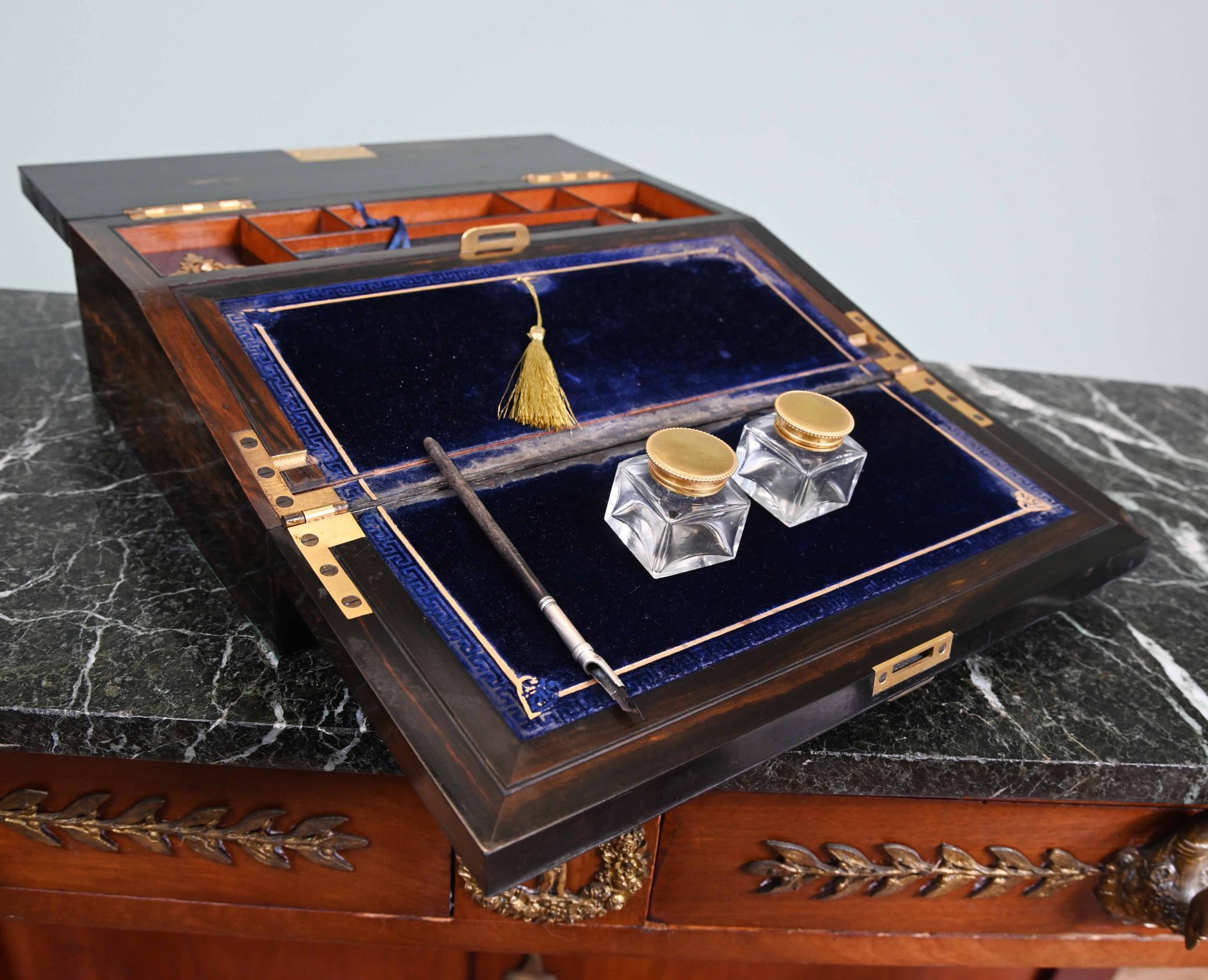 Impresionante pendiente de escritura victoriana en coromandel y monturas de latón dorado
Alrededor de 1860
Montado ornamentalmente con cincha cruciforme de latón dorado gótico
Se abre para revelar una superficie de escritura de terciopelo