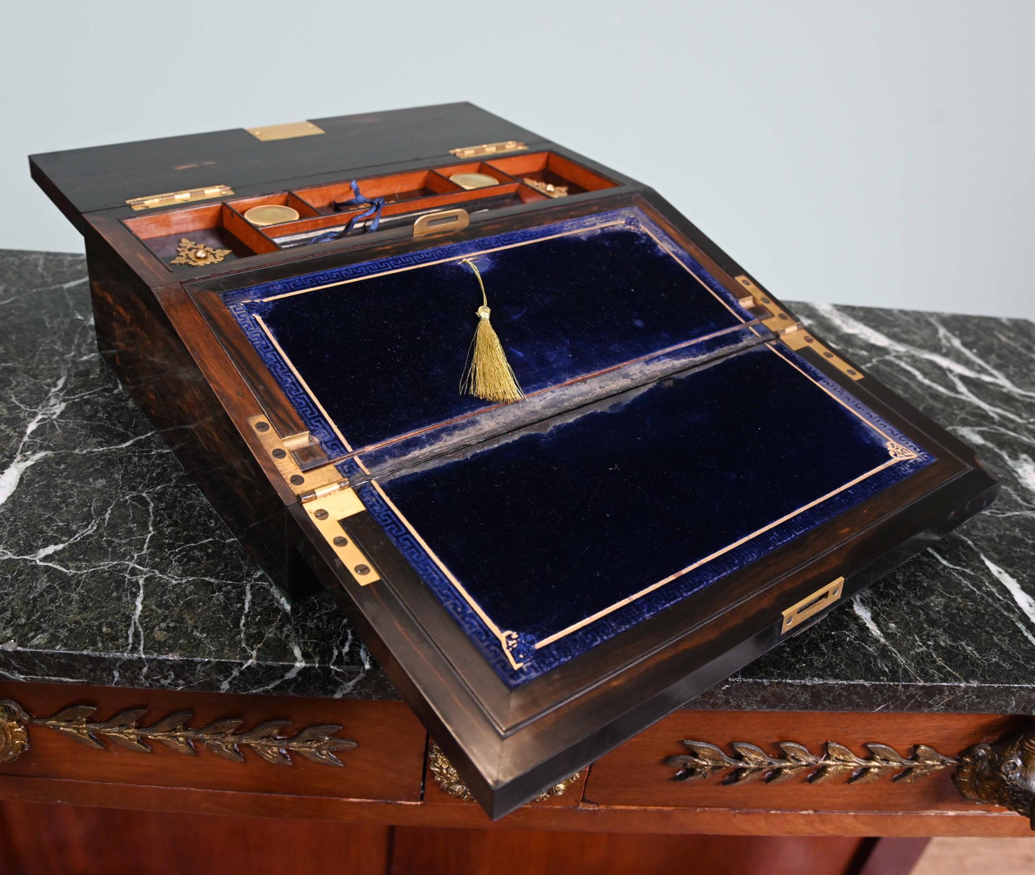 Caja inclinada de escritura dorada Coromandel Monturas de latón Caja victoriana 1860 Victoriano en venta