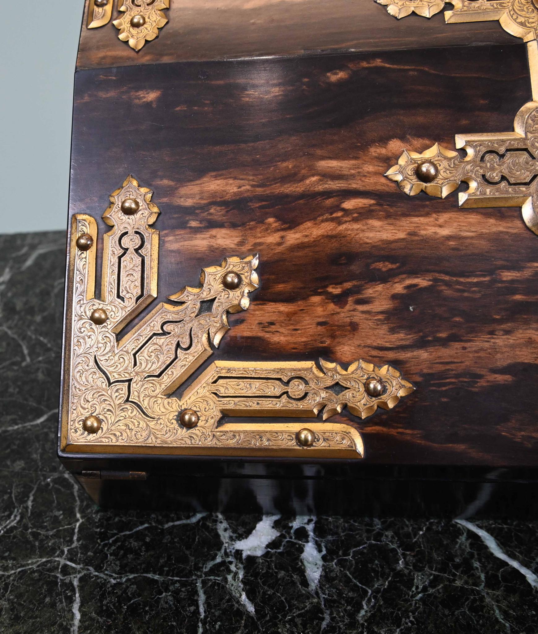 Caja inclinada de escritura dorada Coromandel Monturas de latón Caja victoriana 1860 en Bueno estado para la venta en Potters Bar, GB