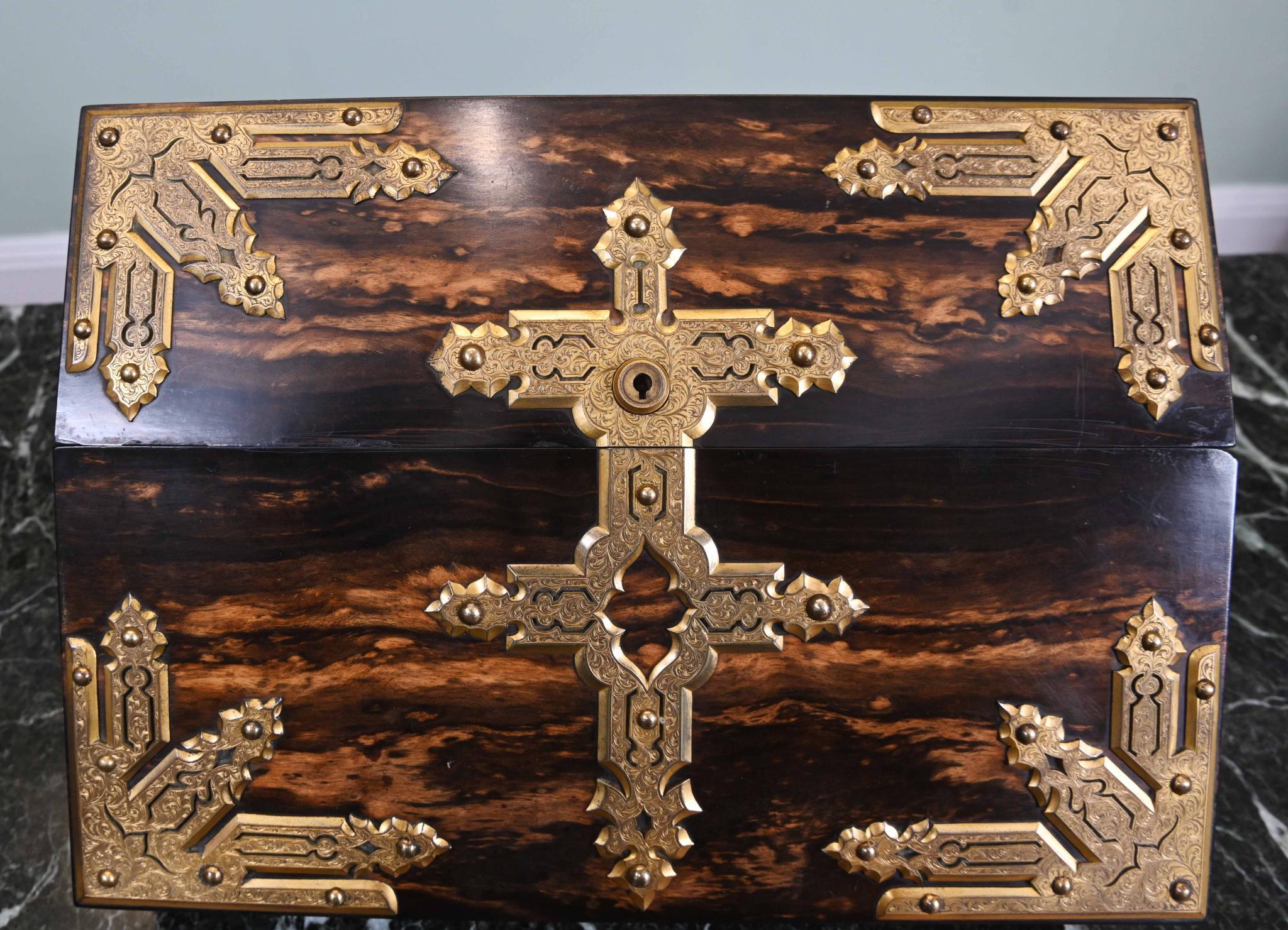 Caja inclinada de escritura dorada Coromandel Monturas de latón Caja victoriana 1860 Mediados del siglo XIX en venta