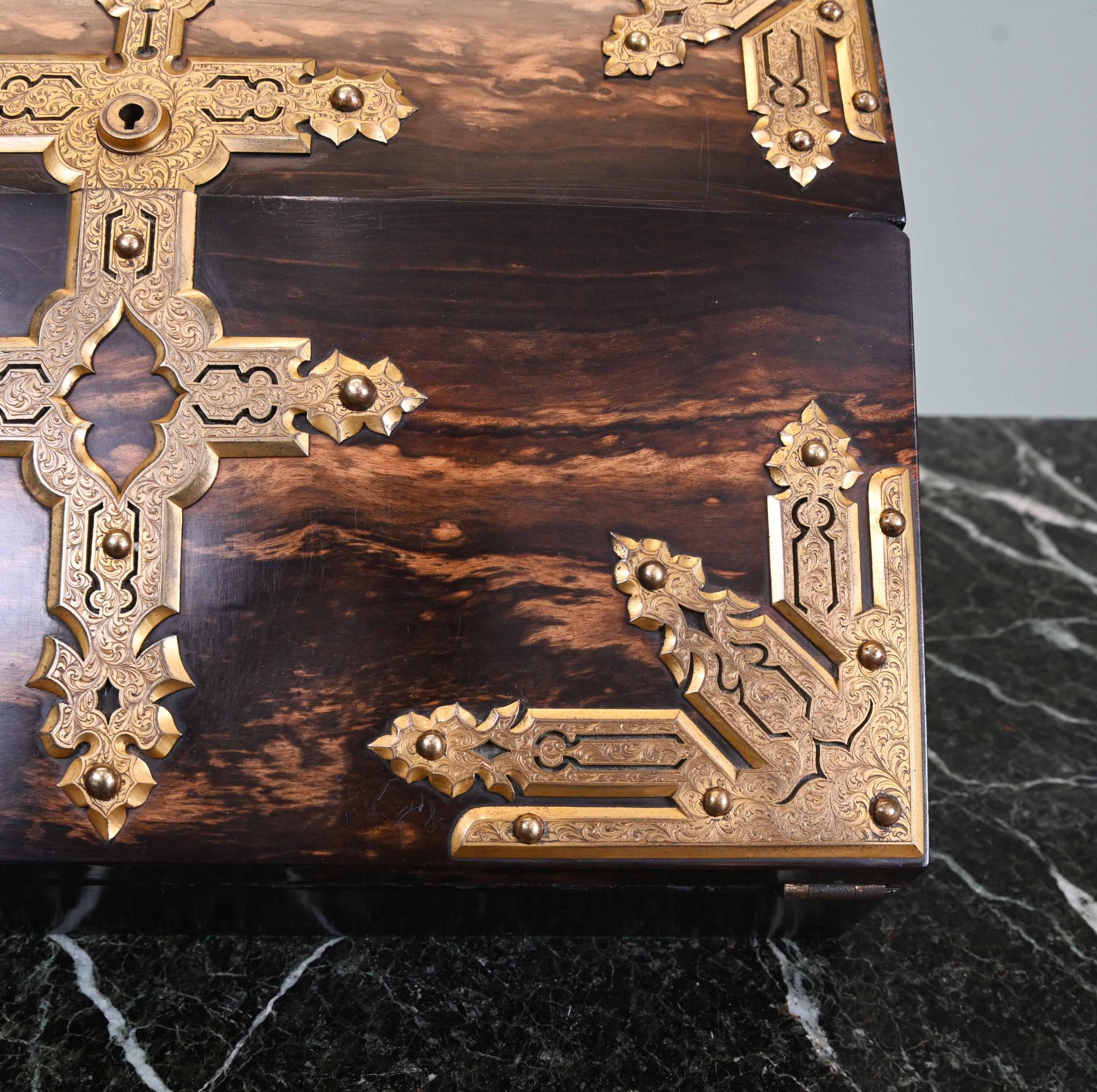 Caja inclinada de escritura dorada Coromandel Monturas de latón Caja victoriana 1860 en venta 1