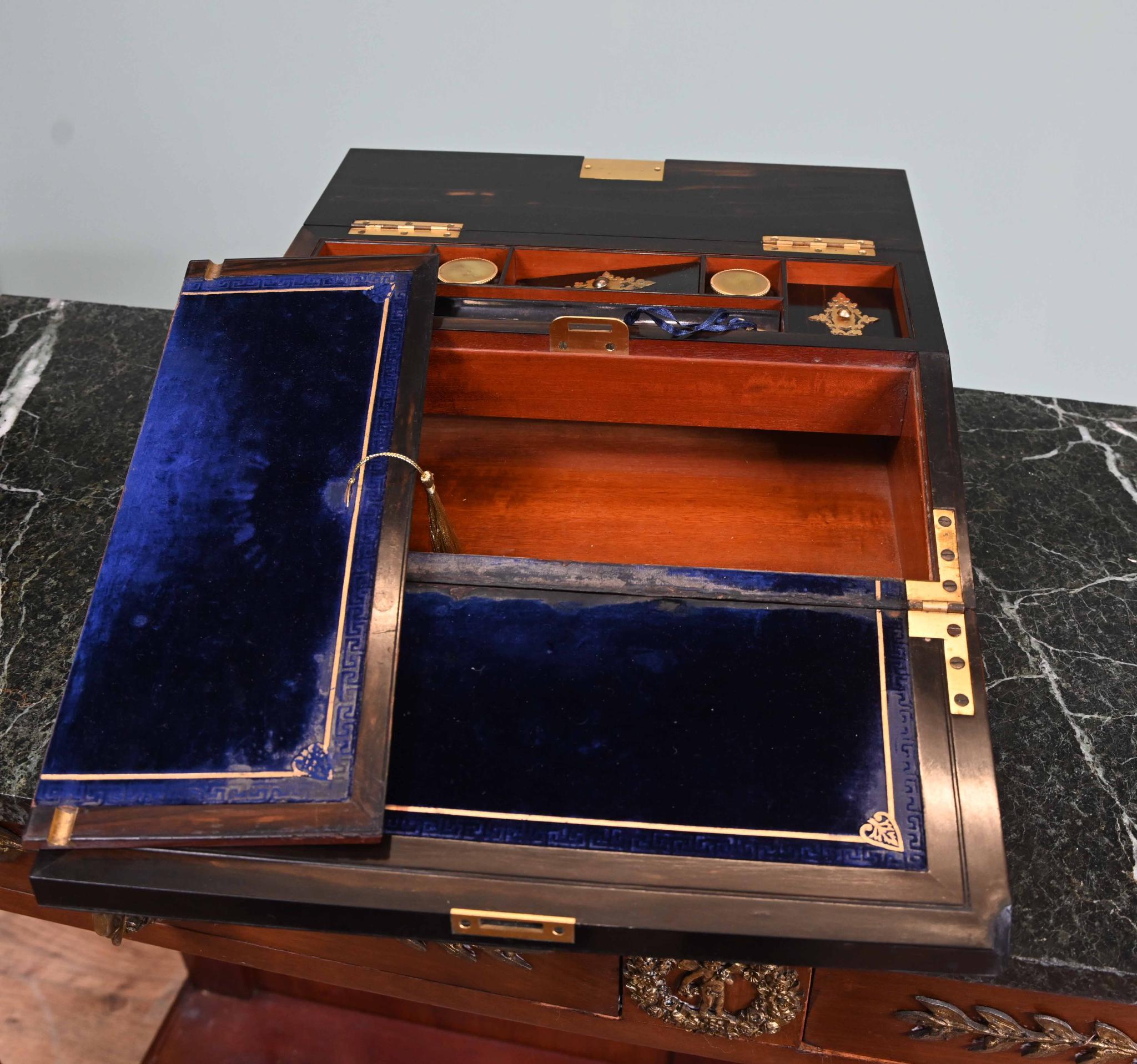 Caja inclinada de escritura dorada Coromandel Monturas de latón Caja victoriana 1860 en venta 2